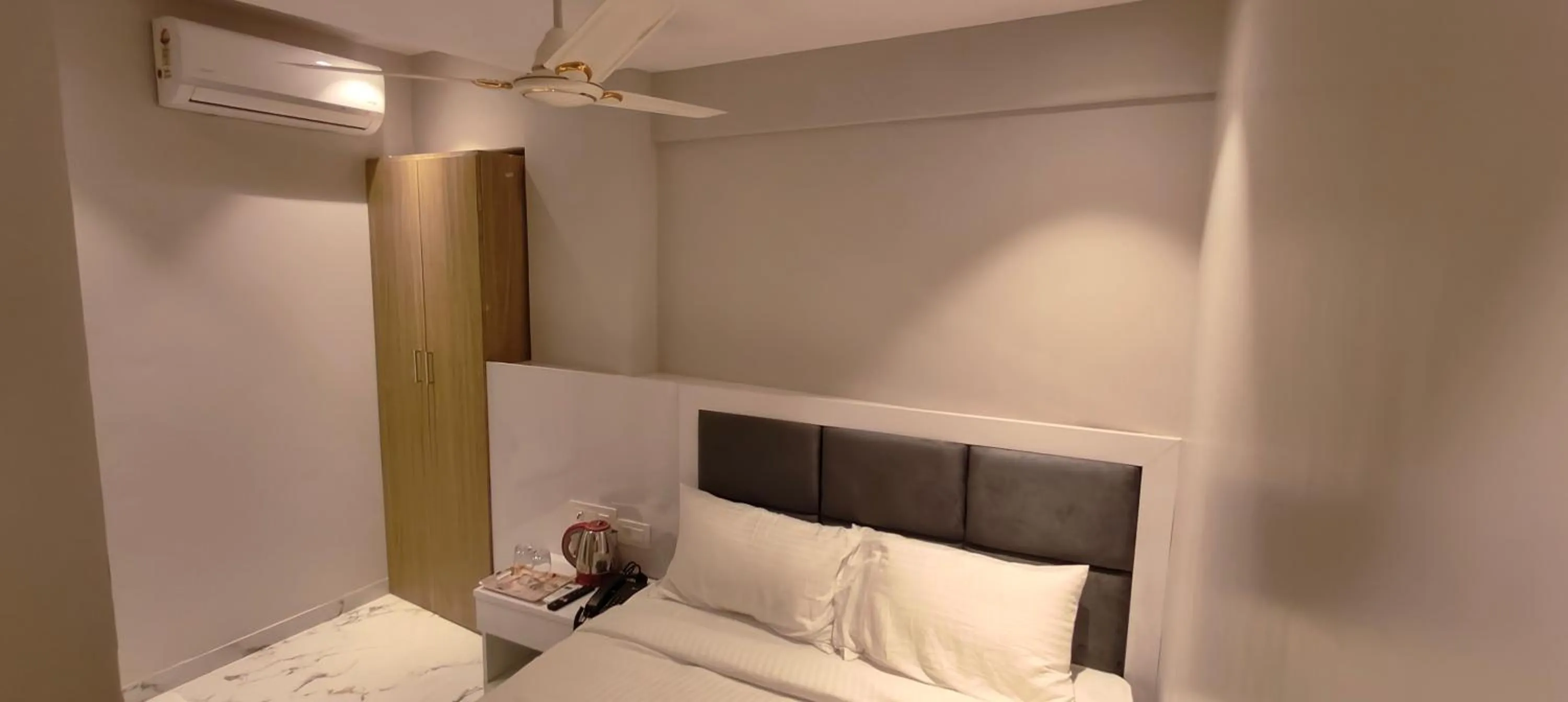 Bed in Grand Dyad Hotel - Near Kokilaben Hospital Andheri West