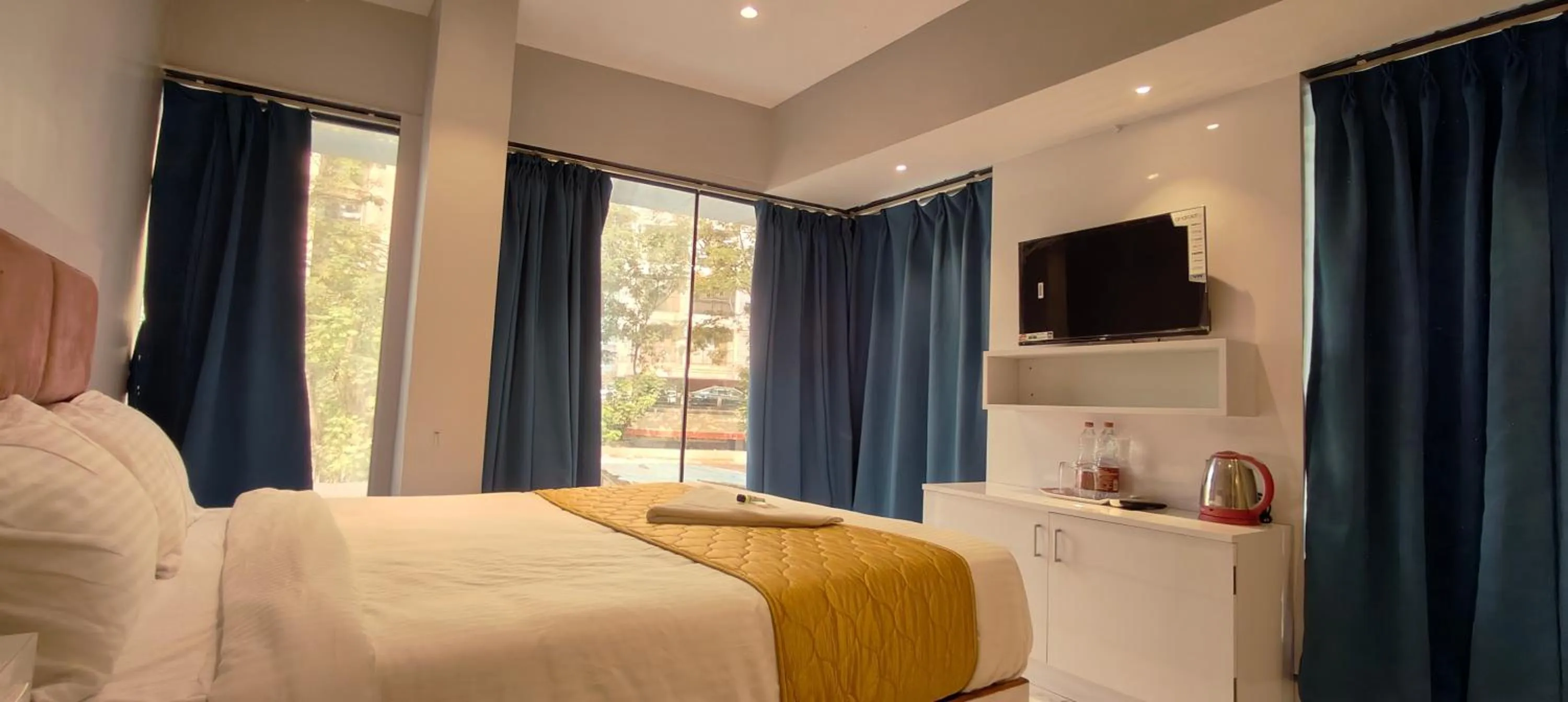 Bed in Grand Dyad Hotel - Near Kokilaben Hospital Andheri West