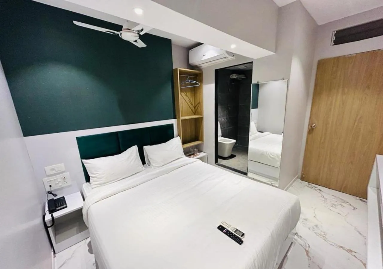 Bed in Grand Dyad Hotel - Near Kokilaben Hospital Andheri West