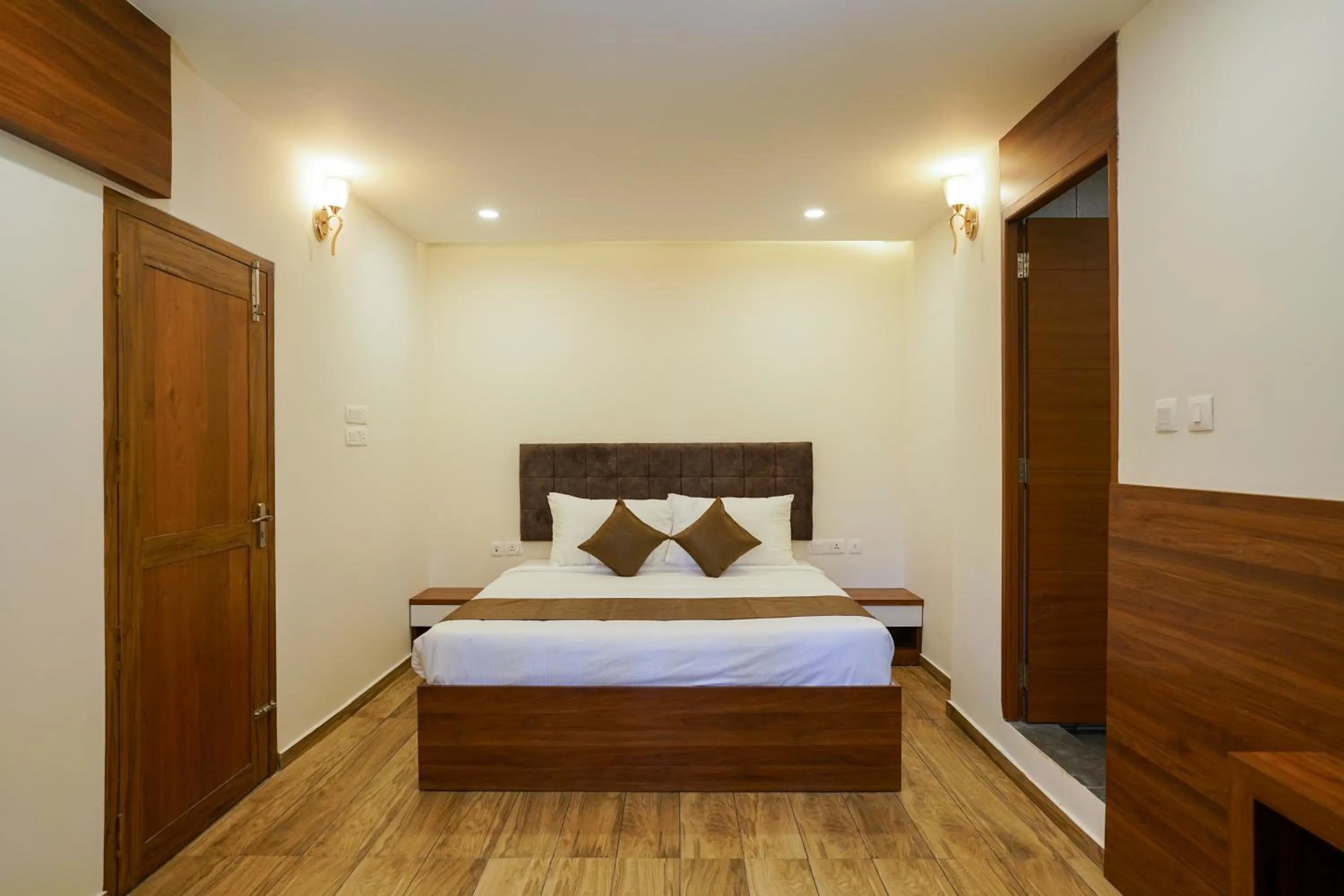 Bedroom, Bed in Grand Plaza Inn