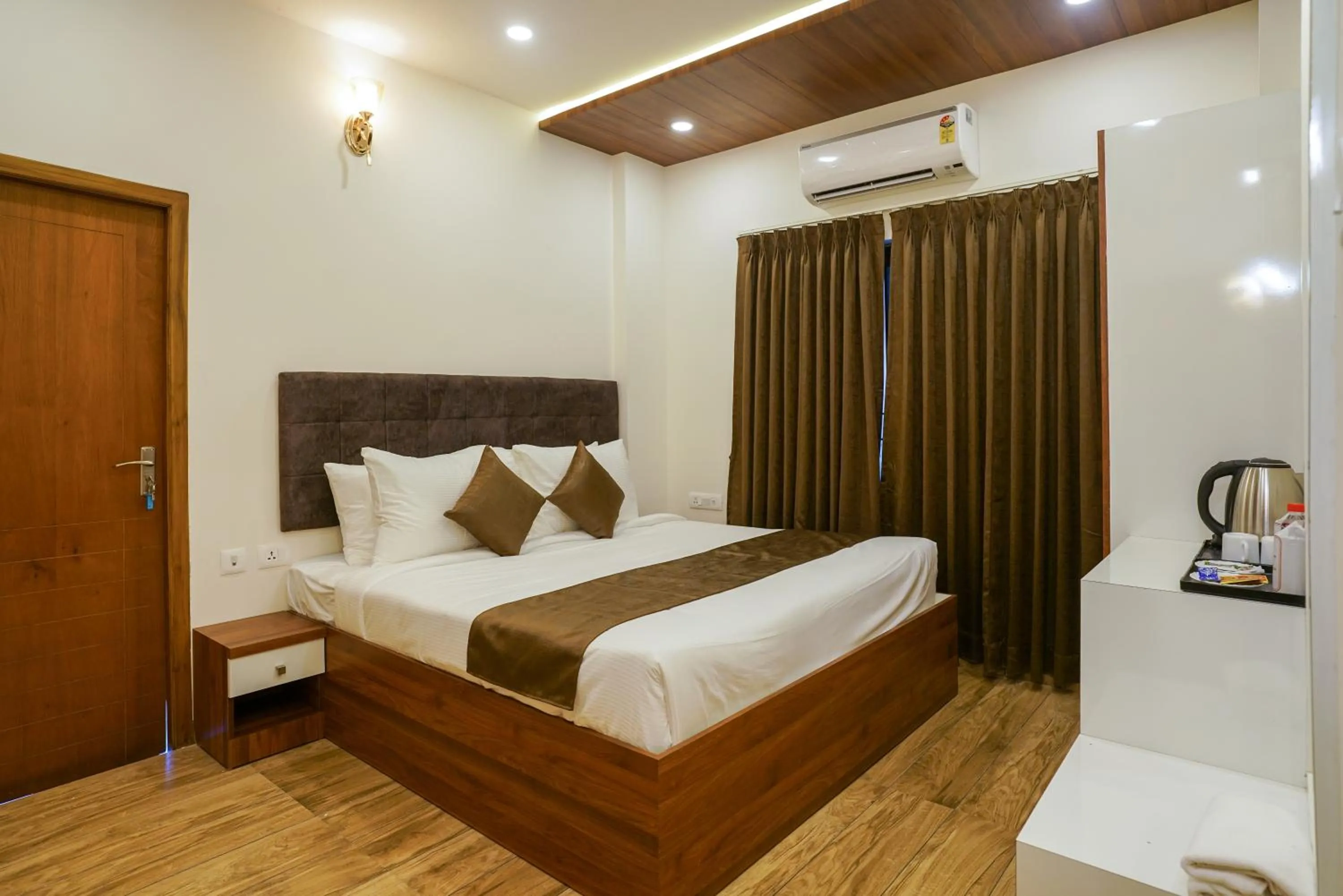 Bedroom, Bed in Grand Plaza Inn