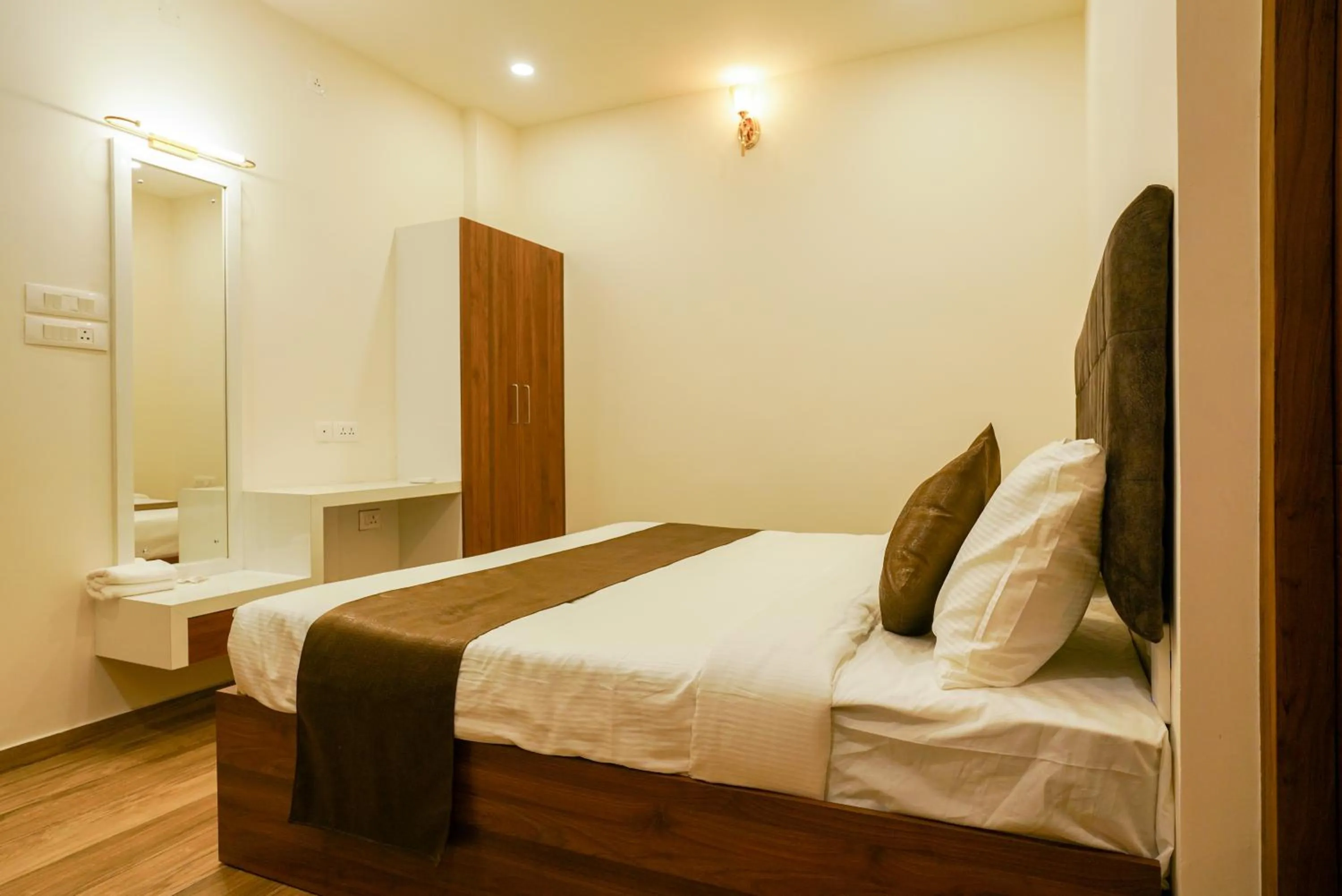 Bedroom, Bed in Grand Plaza Inn