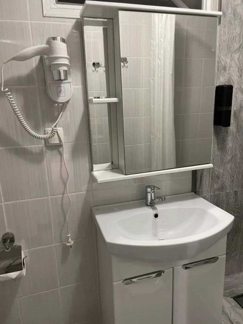 Bathroom in Kausar Hotel