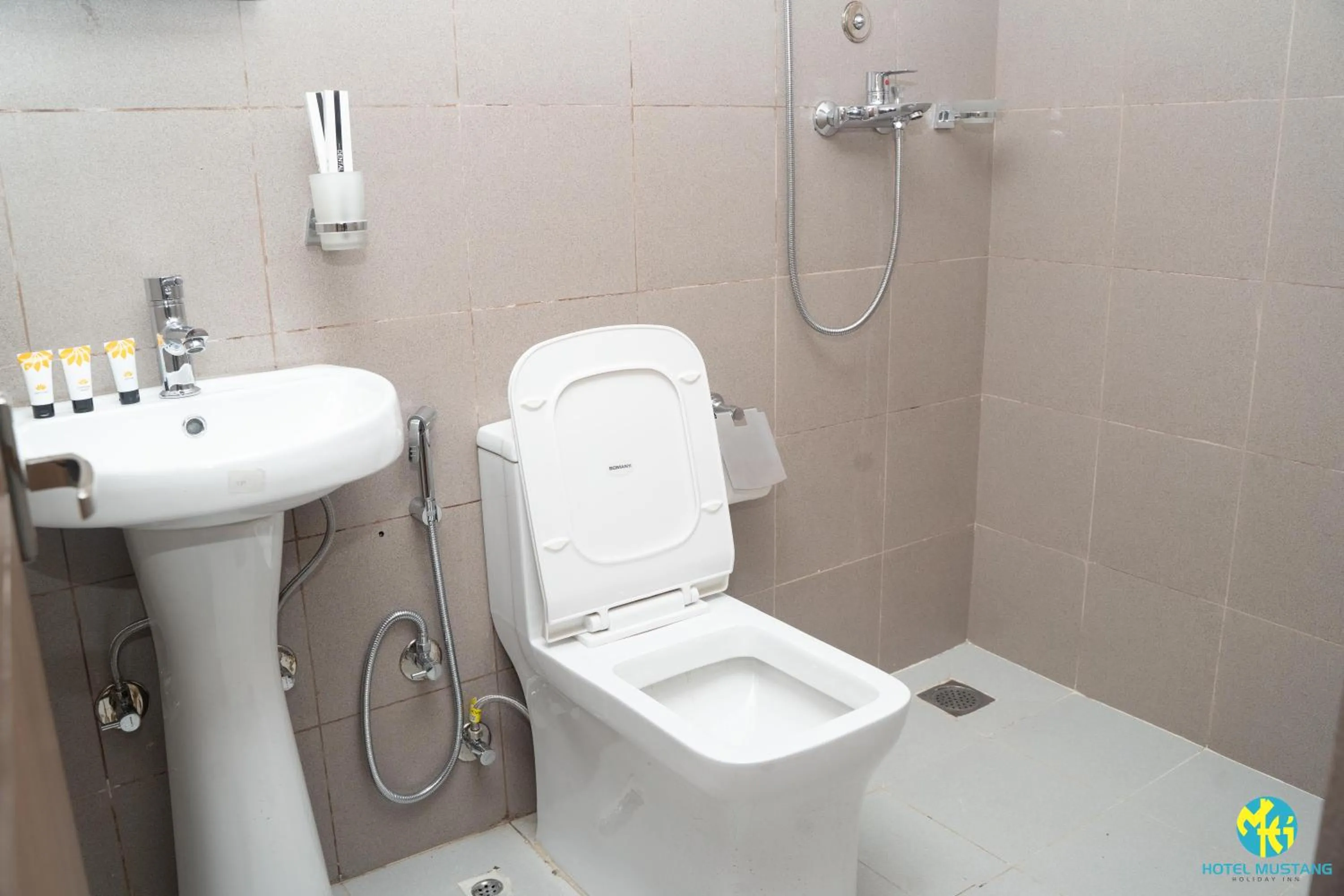 Toilet in Hotel Mustang Holiday Inn