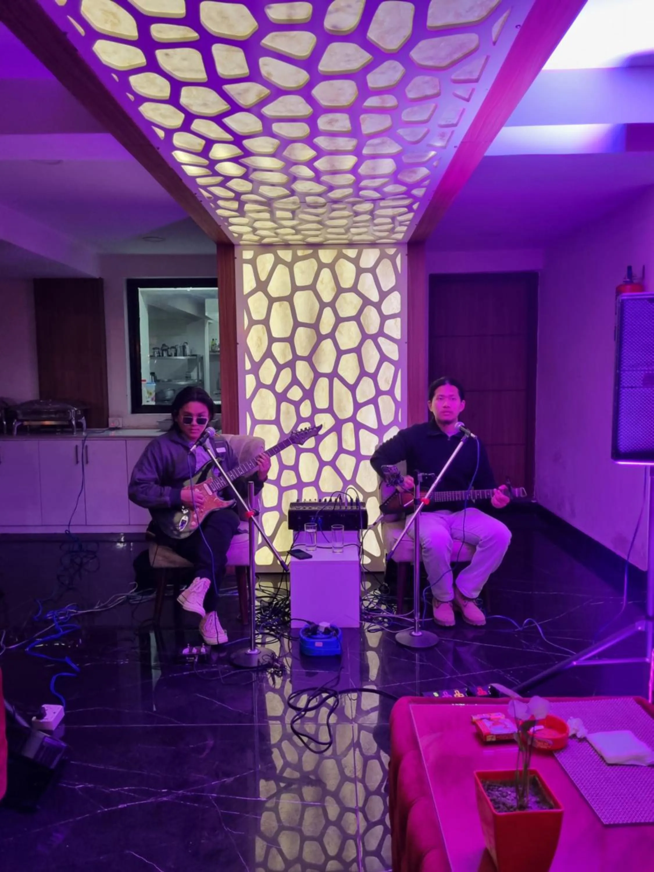 Evening entertainment in Hotel Mustang Holiday Inn