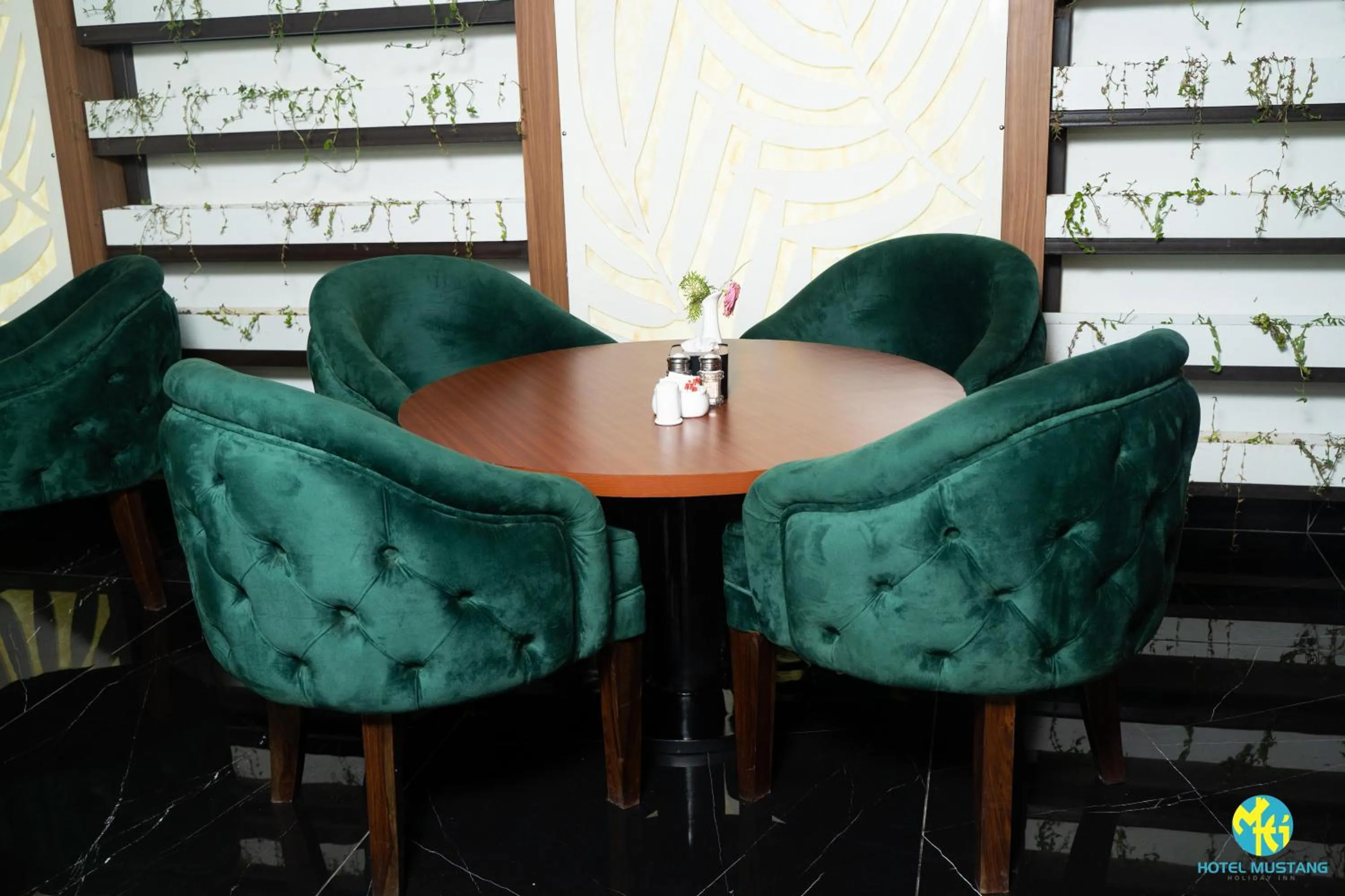 Restaurant/places to eat in Hotel Mustang Holiday Inn