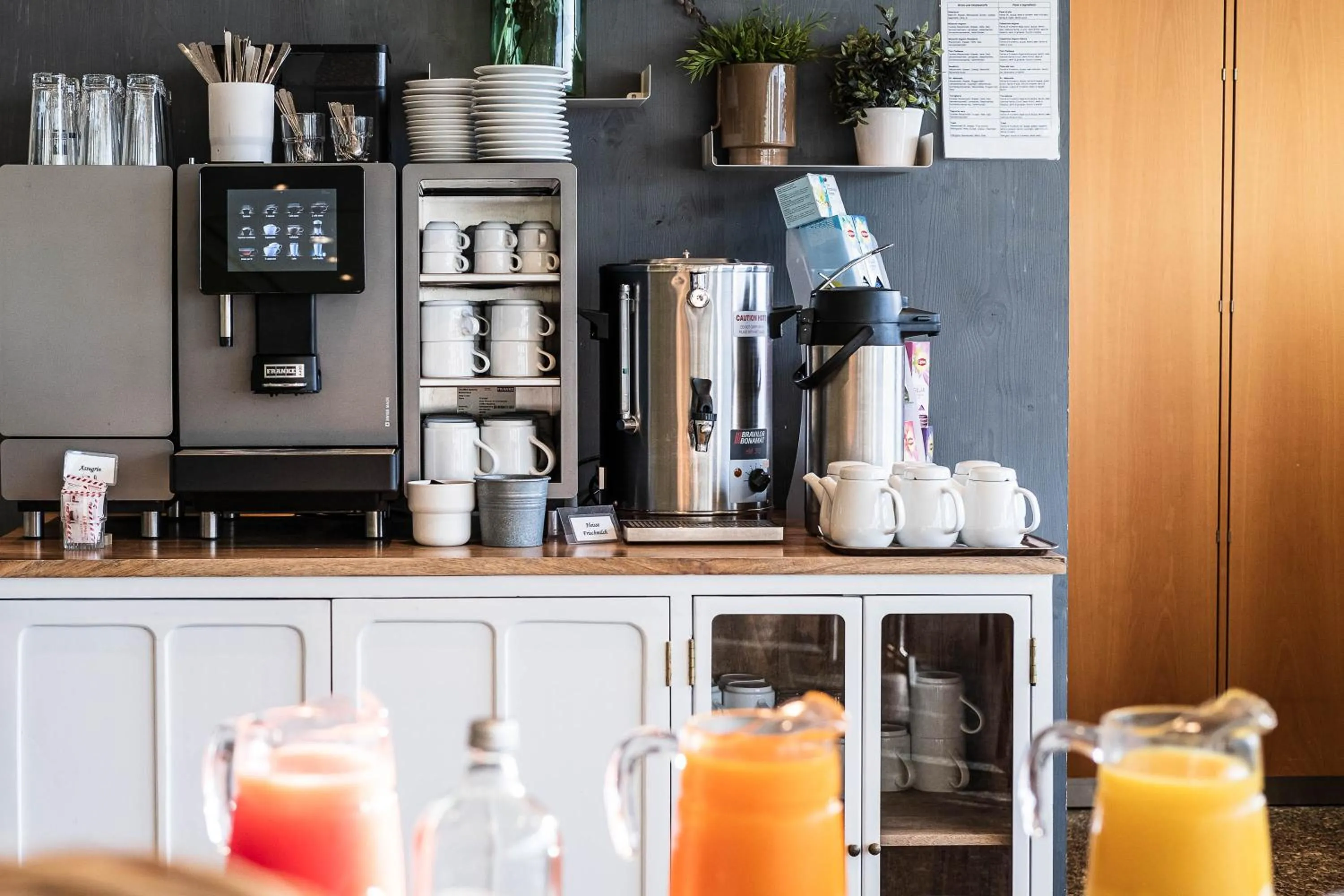 Restaurant/places to eat in Paladina Hotel