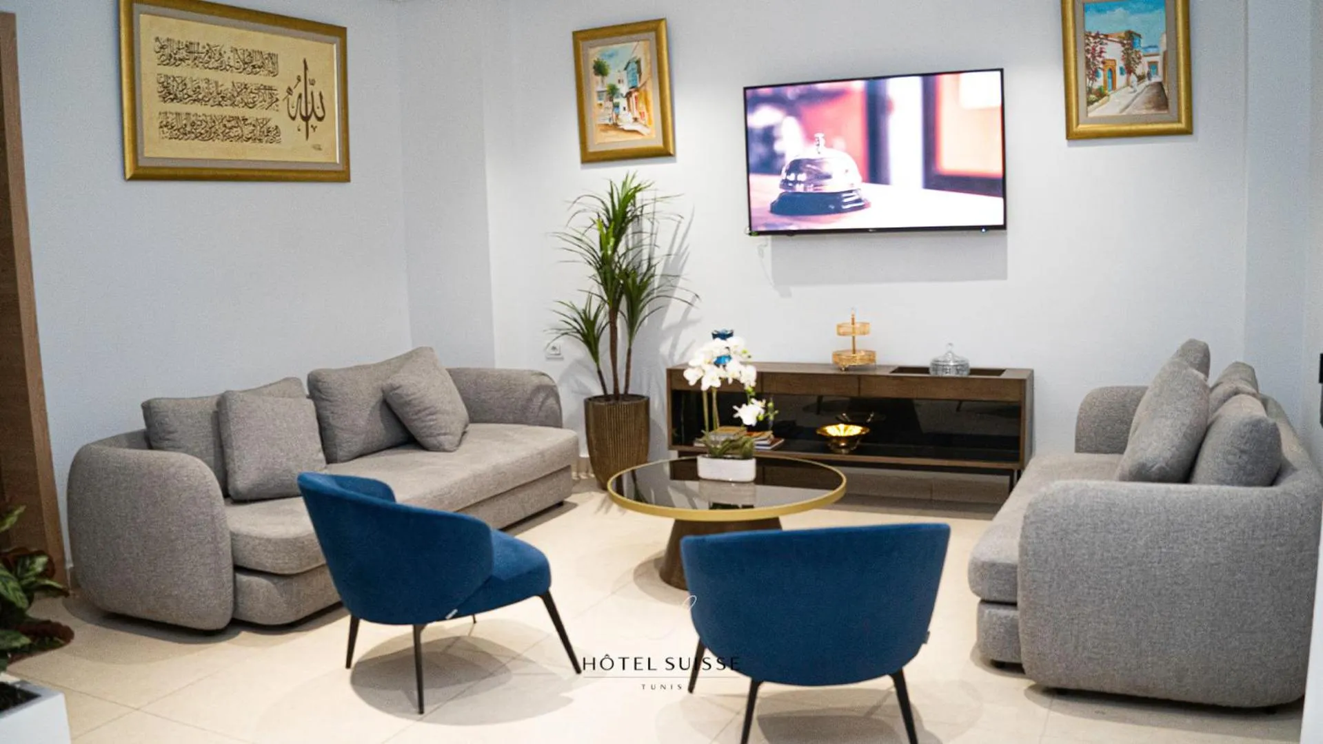 Communal lounge/ TV room in Hôtel Suisse Tunis