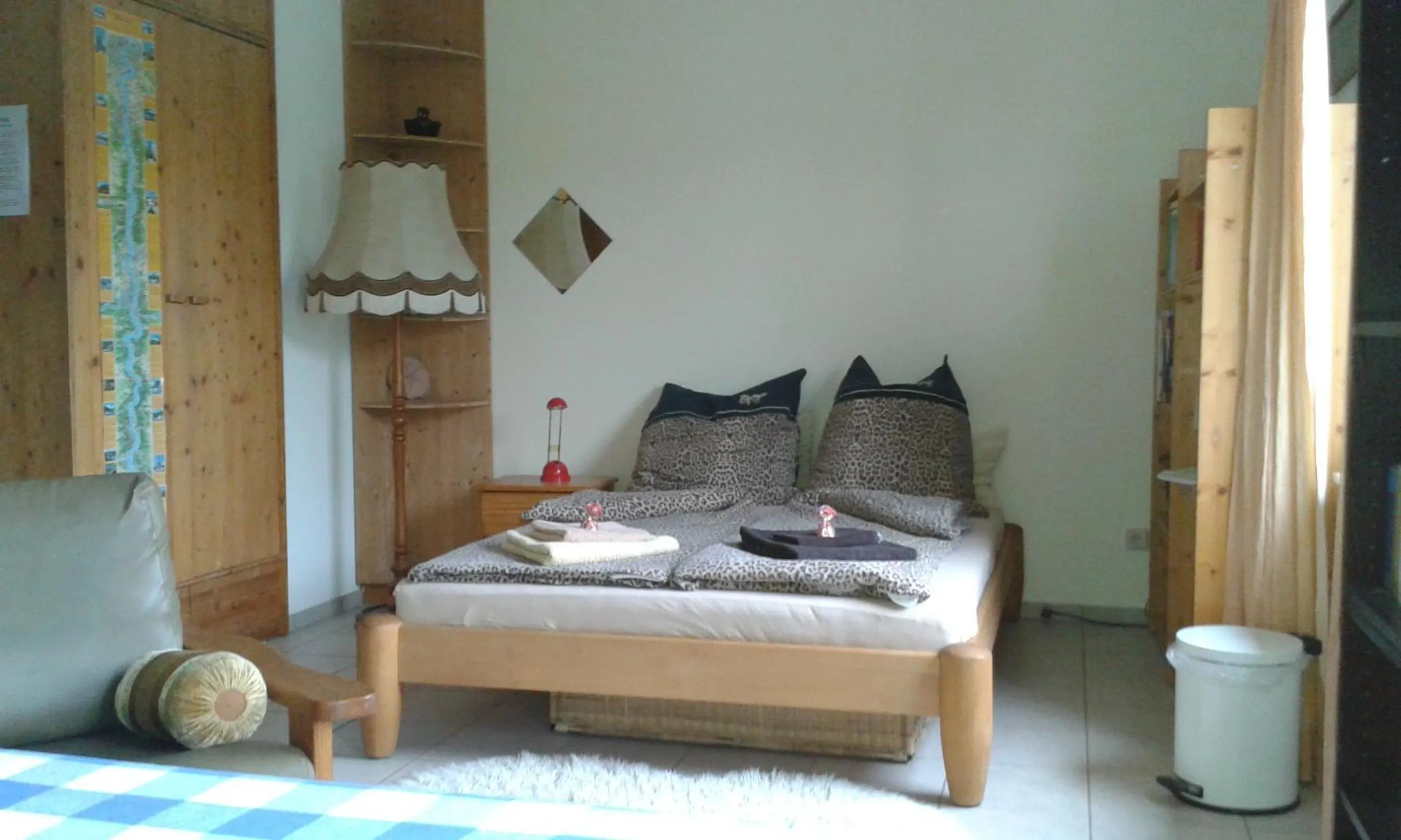 Photo of the whole room, Bed in B&B am See Köln - Privatzimmer