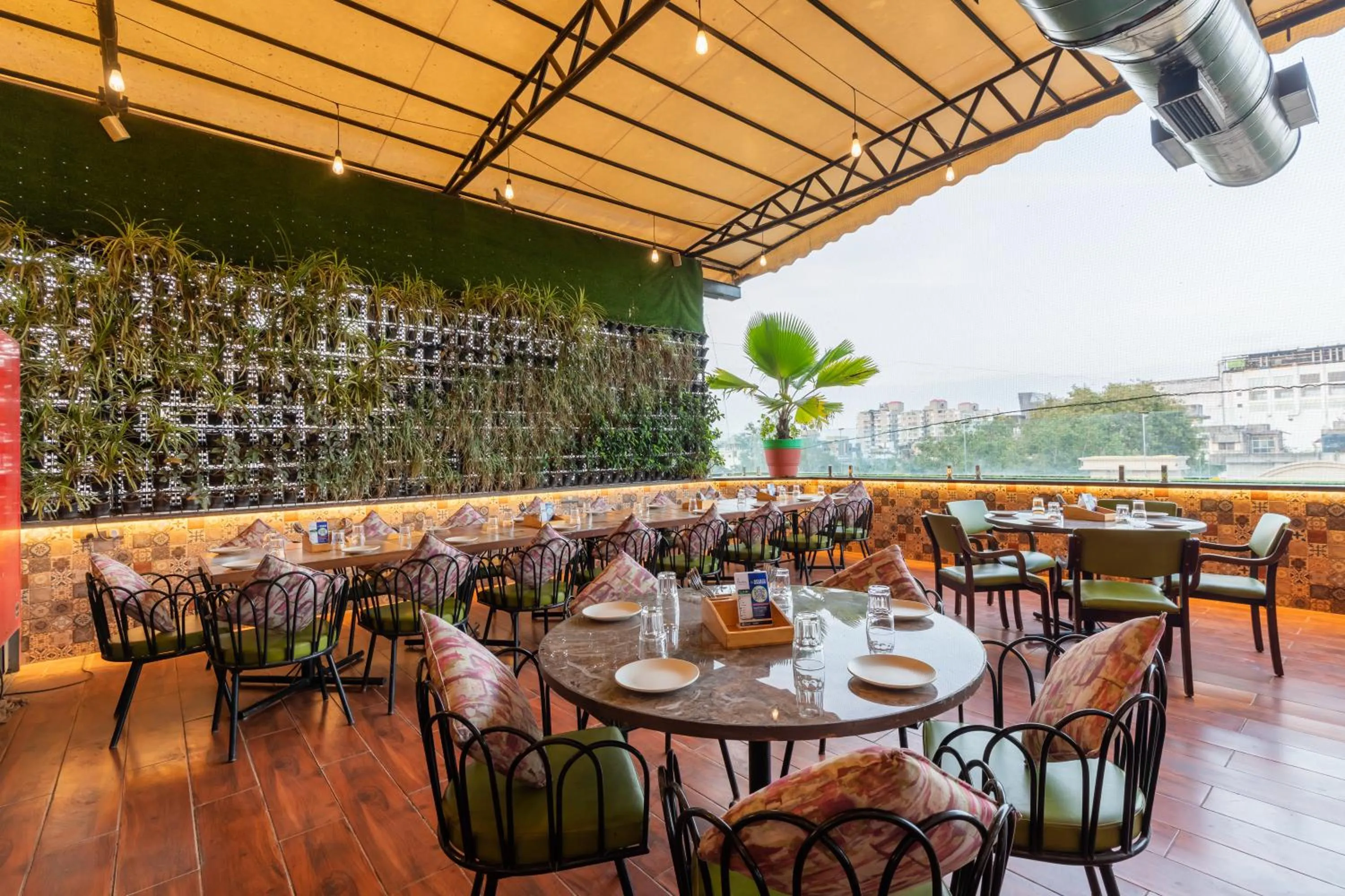 Restaurant/places to eat in Hotel Kalinga