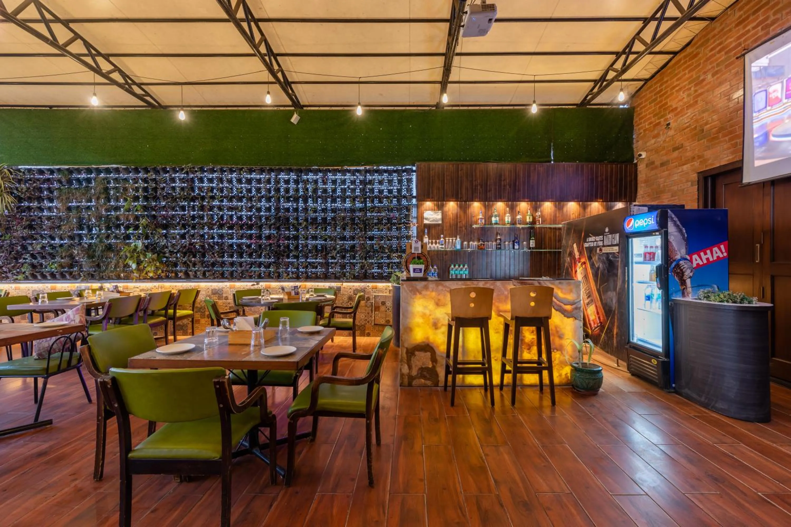 Restaurant/places to eat in Hotel Kalinga