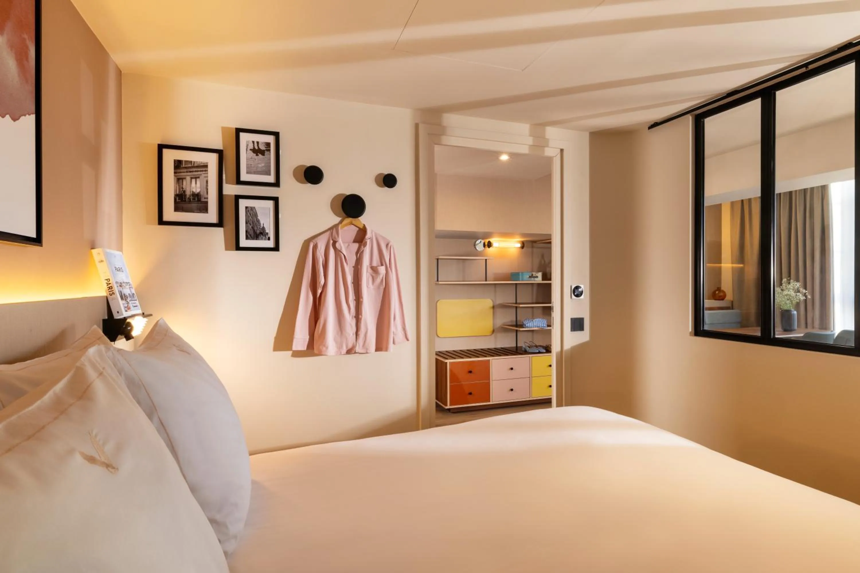 Photo of the whole room, Bed in Yuna Montmartre - ApartHotel