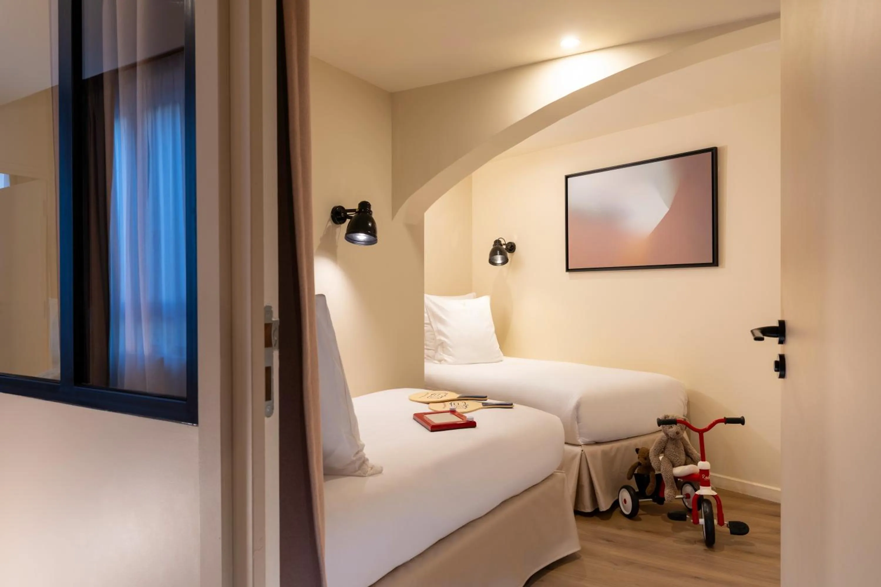 Photo of the whole room, Bed in Yuna Montmartre - ApartHotel
