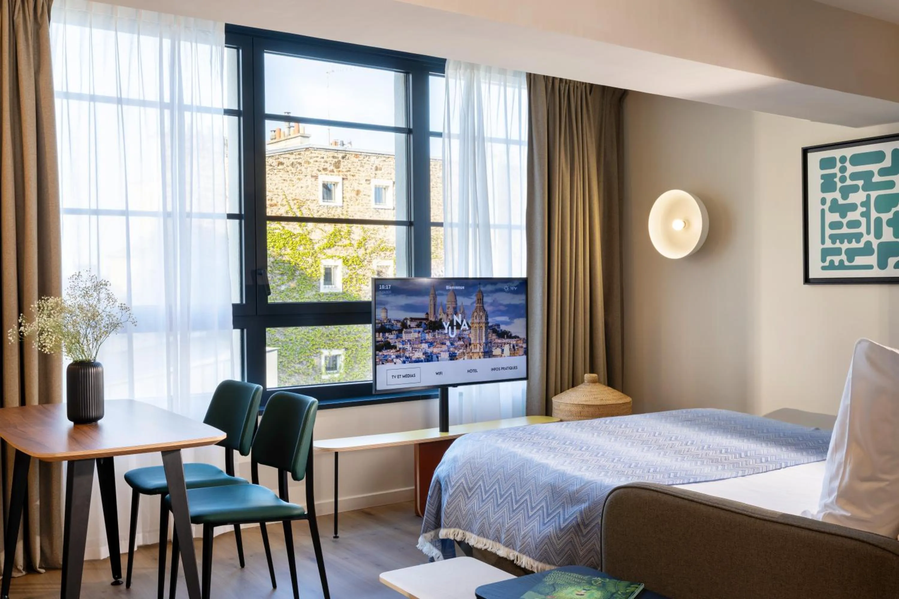 Living room, Bed in Yuna Montmartre - ApartHotel