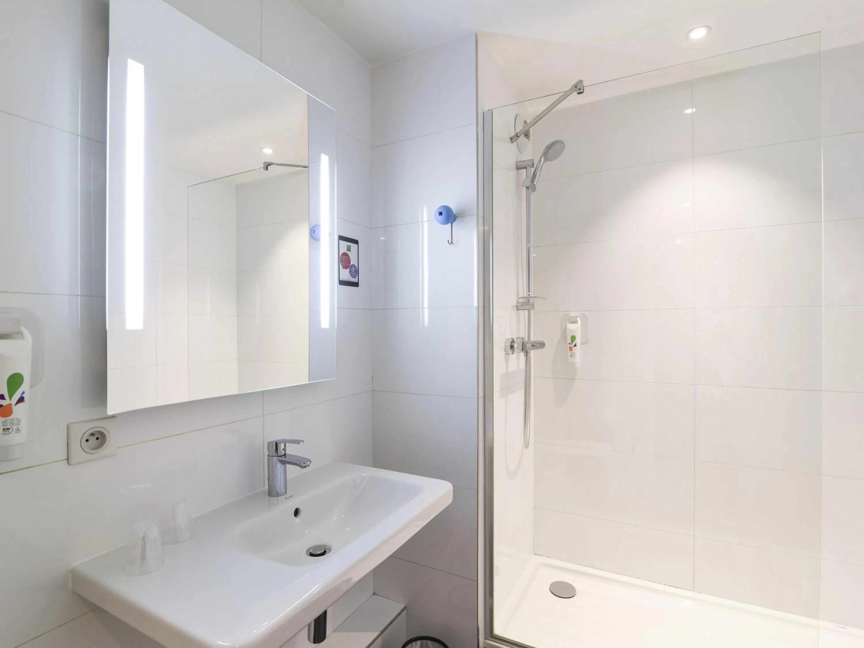 Bedroom in ibis Styles Lyon Centre Confluence