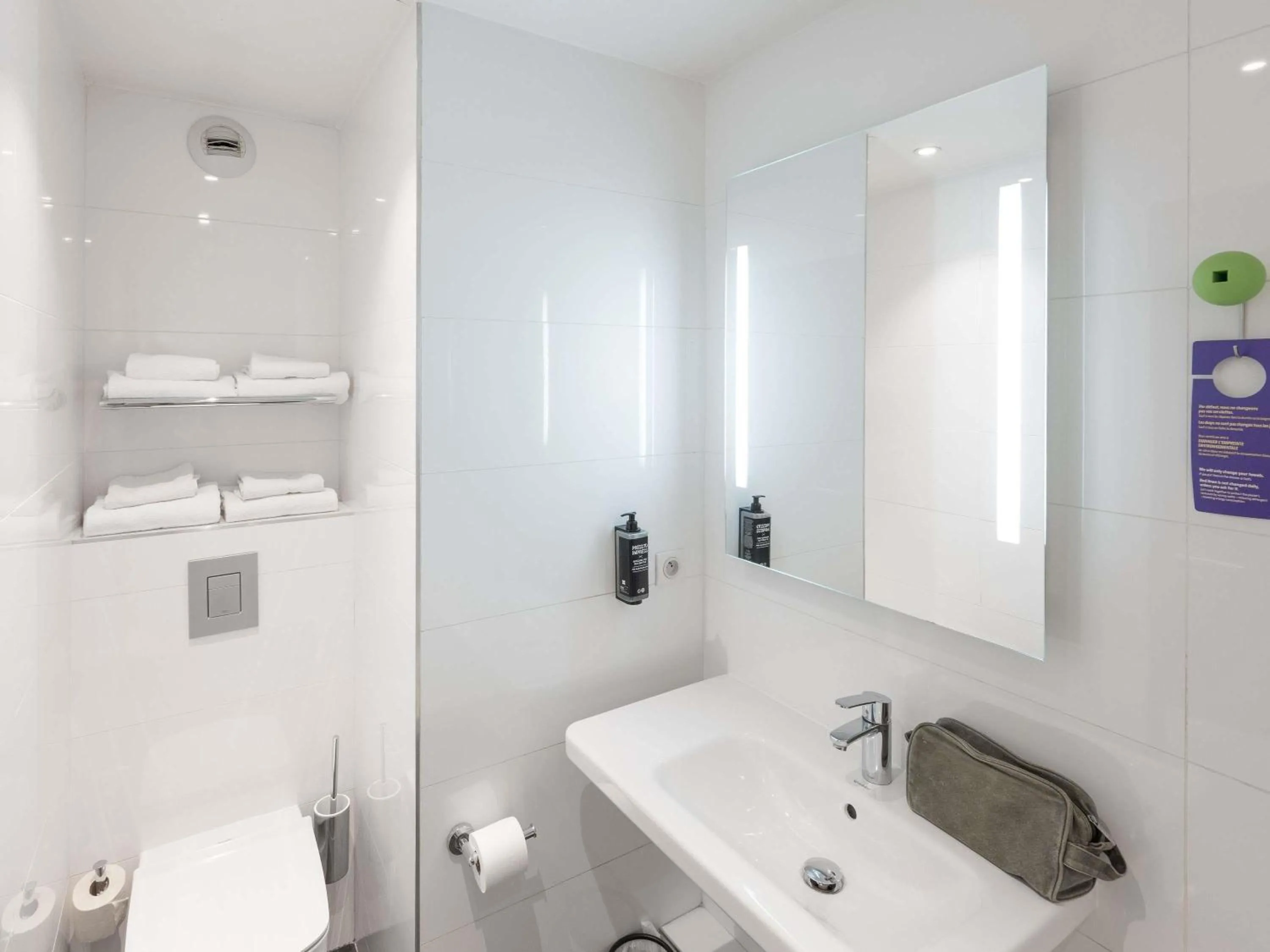 Bedroom in ibis Styles Lyon Centre Confluence