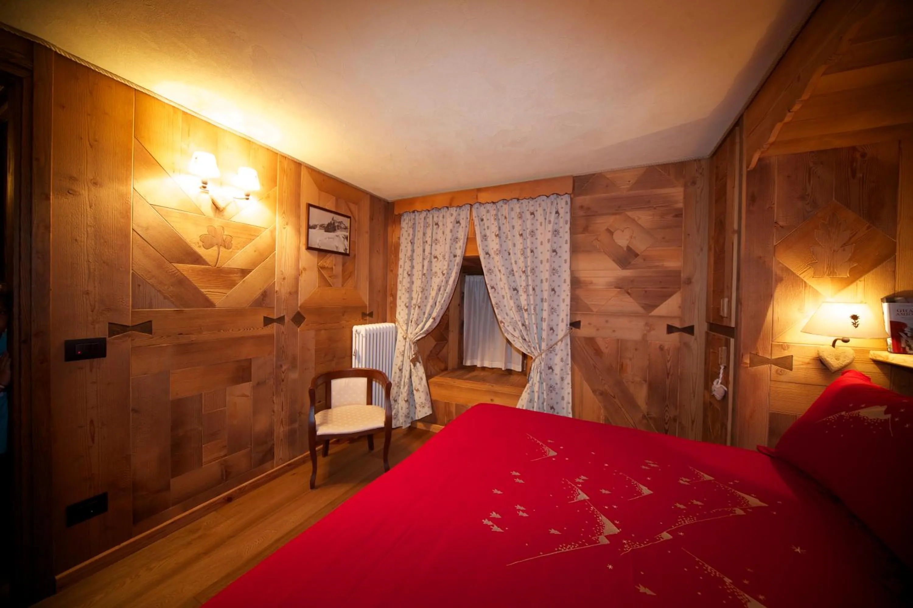 Photo of the whole room, Bed in La Maison Du Seigneur