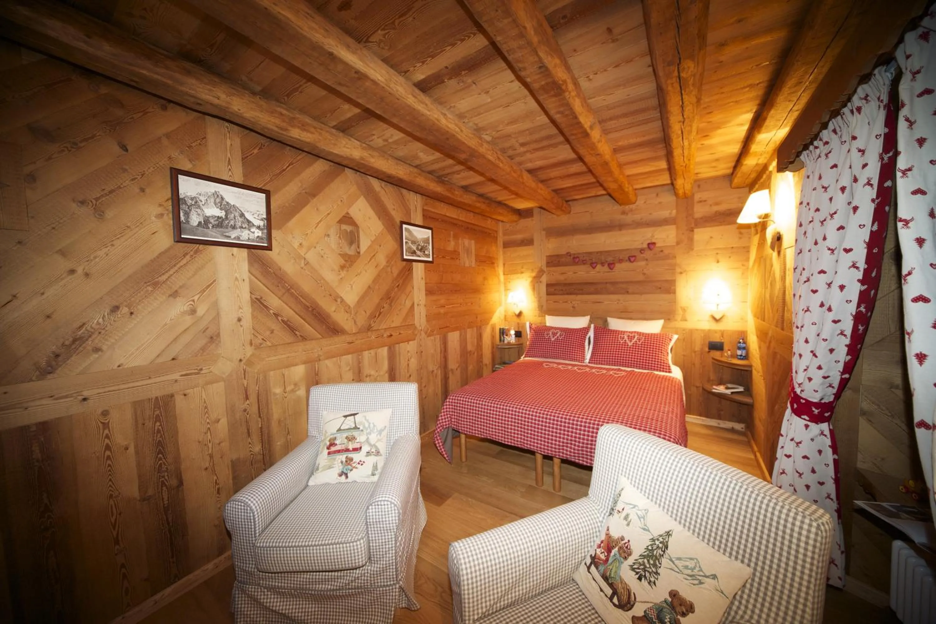 Photo of the whole room, Bed in La Maison Du Seigneur