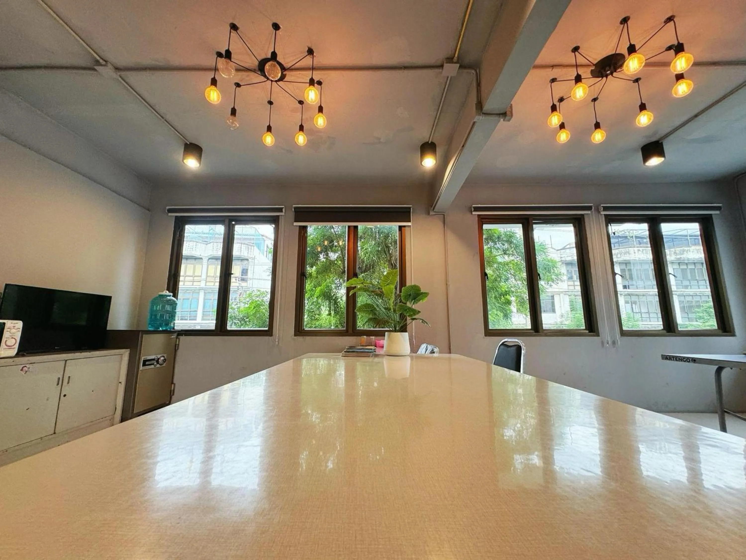 Dining area in OYO 75465 Lucky Hostel - Huai Khwang