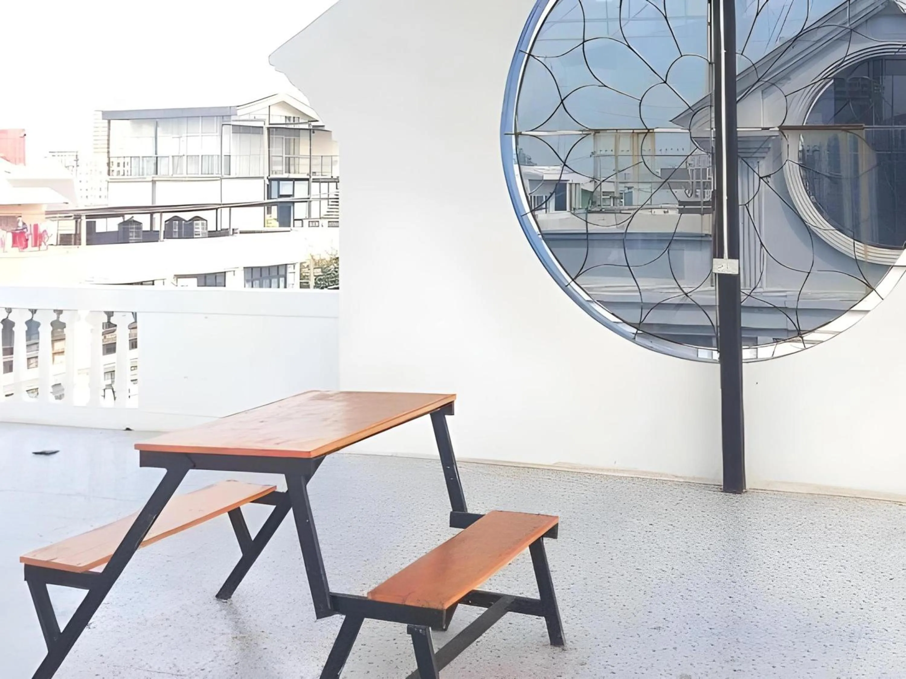 Seating area in OYO 75465 Lucky Hostel - Huai Khwang