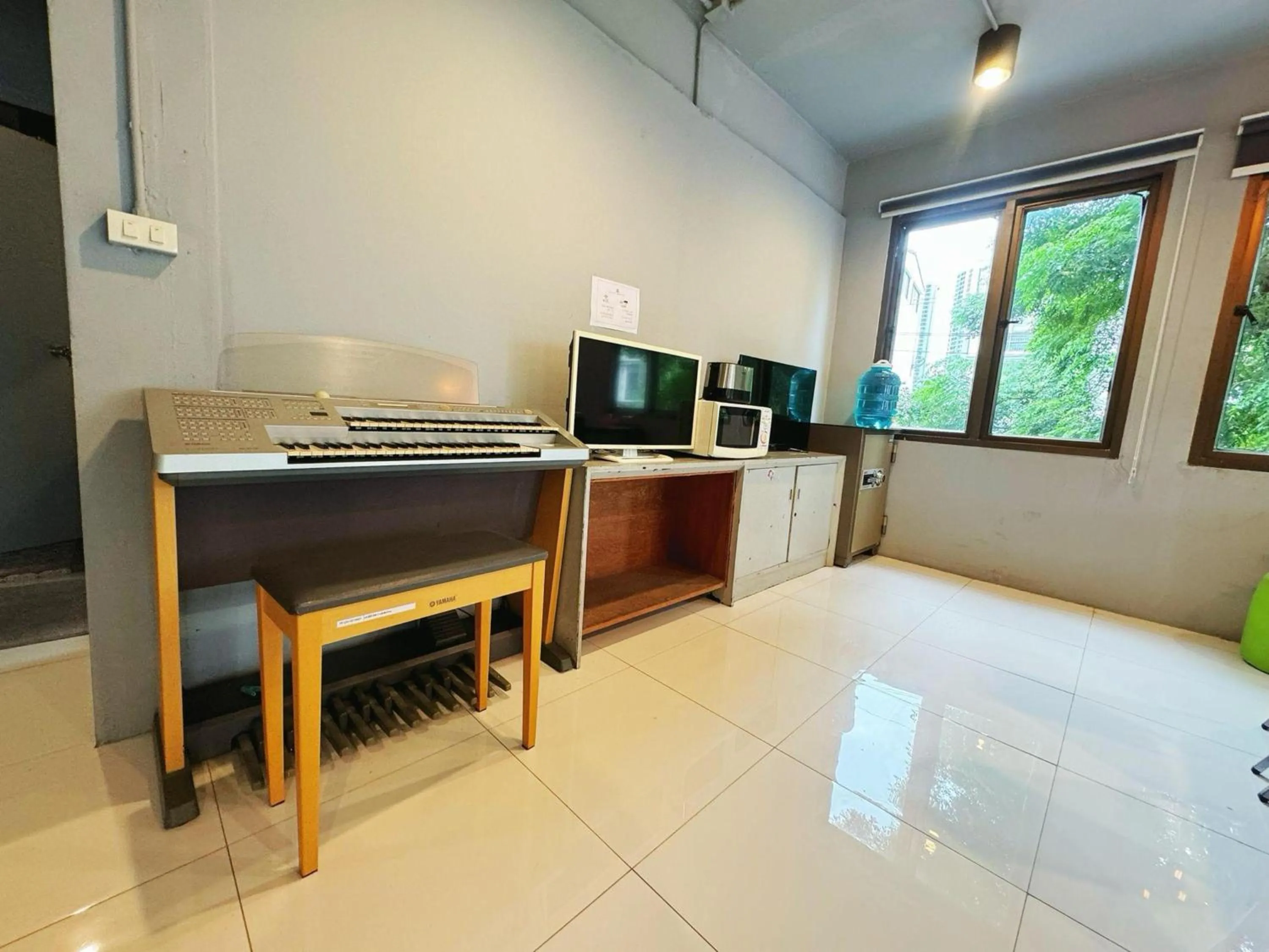 Kitchen or kitchenette in OYO 75465 Lucky Hostel - Huai Khwang