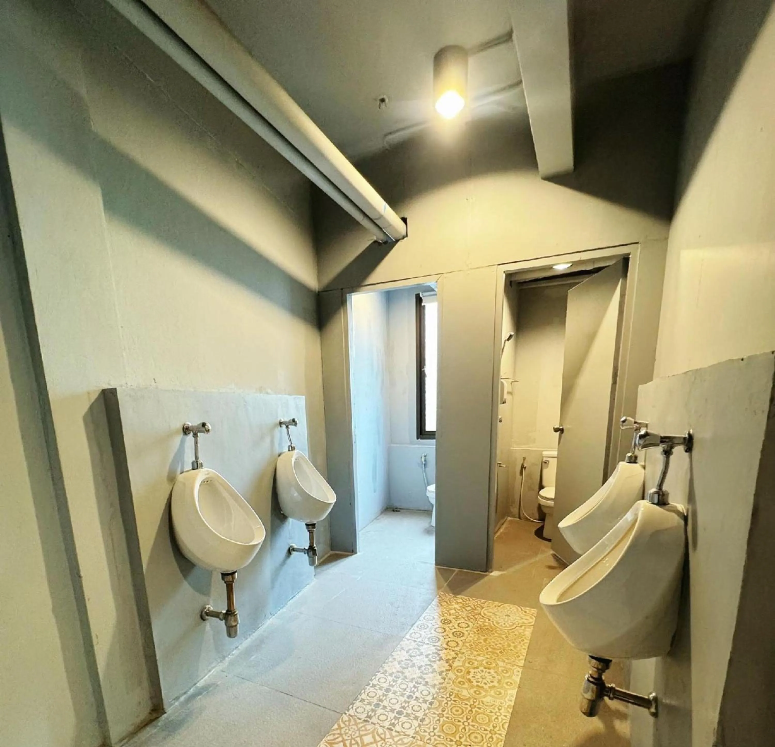 Bathroom in OYO 75465 Lucky Hostel - Huai Khwang