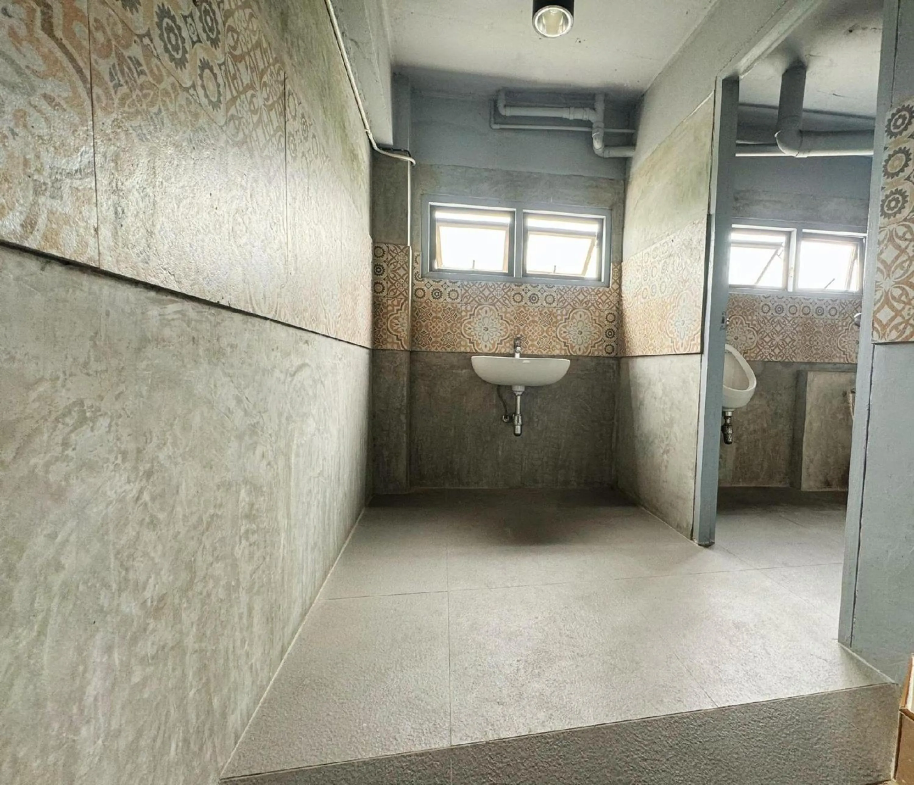 Bathroom in OYO 75465 Lucky Hostel - Huai Khwang