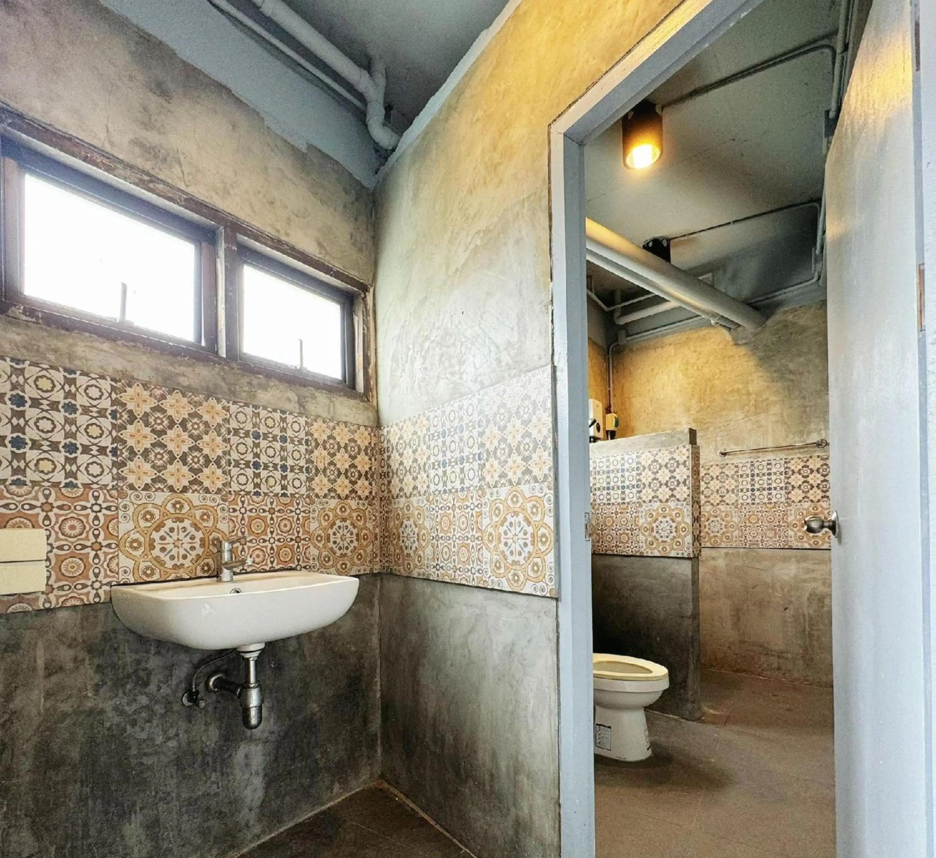 Bathroom in OYO 75465 Lucky Hostel - Huai Khwang