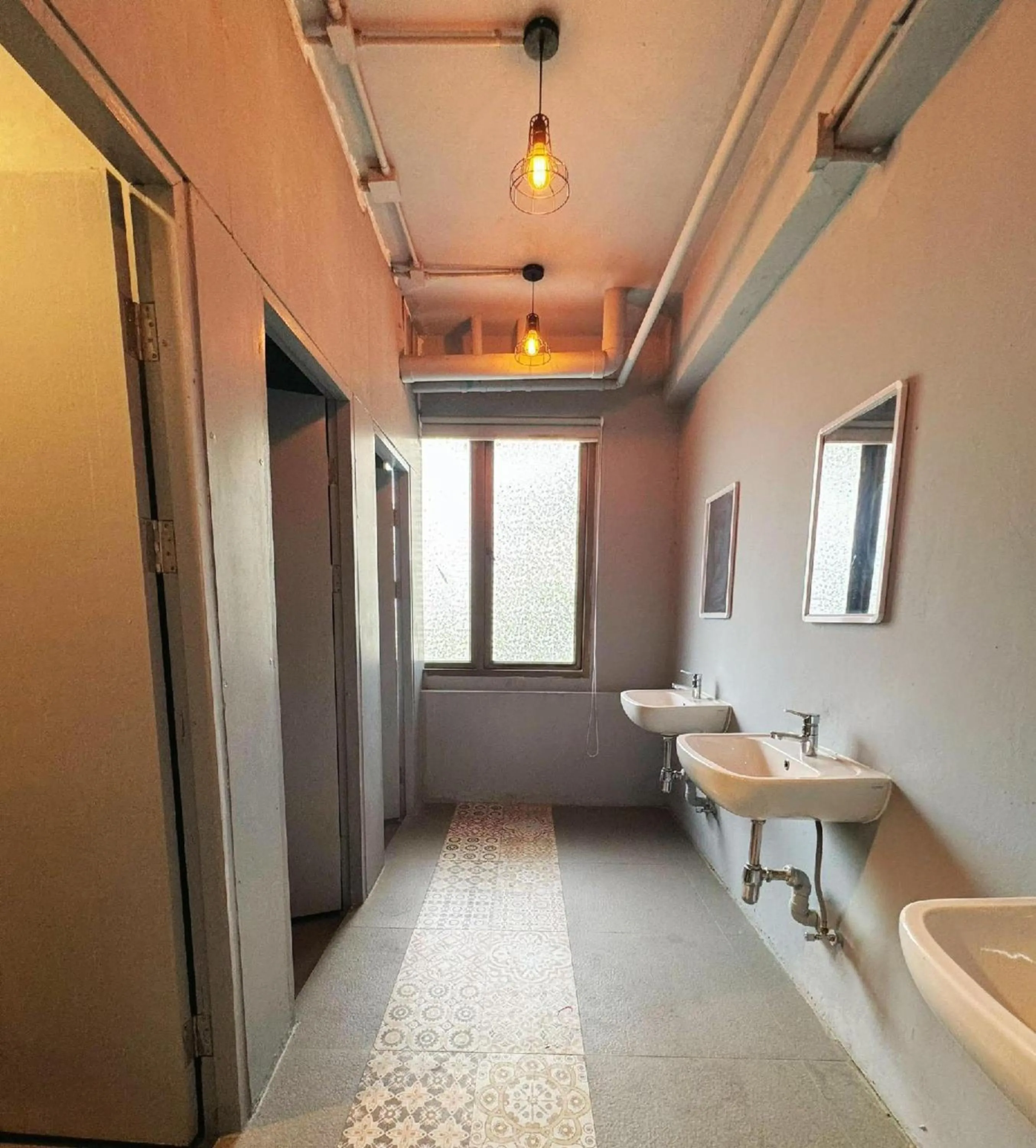 Bathroom in OYO 75465 Lucky Hostel - Huai Khwang