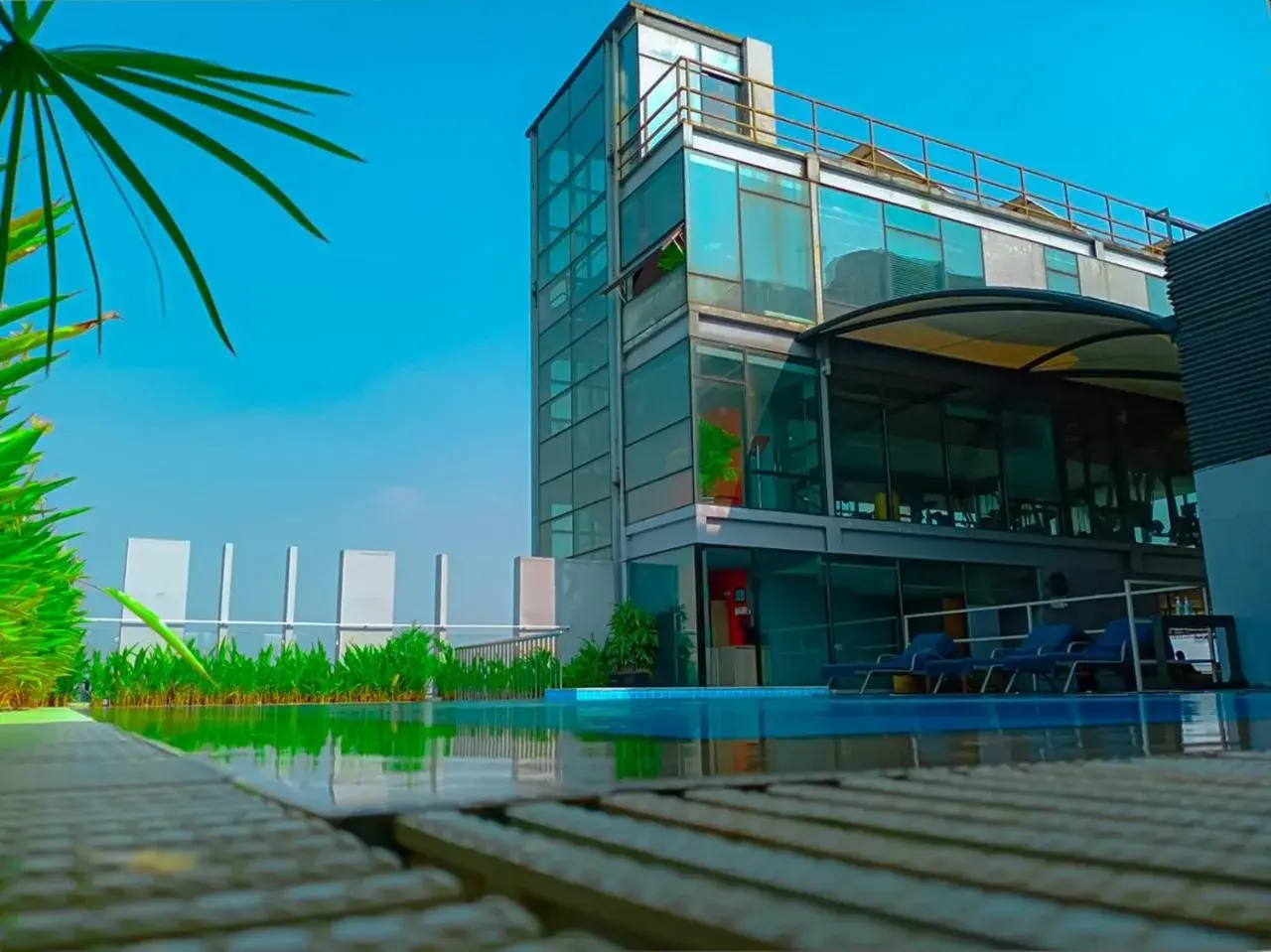 Swimming pool in Amari Dhaka Swimming pool in Amari Dhaka