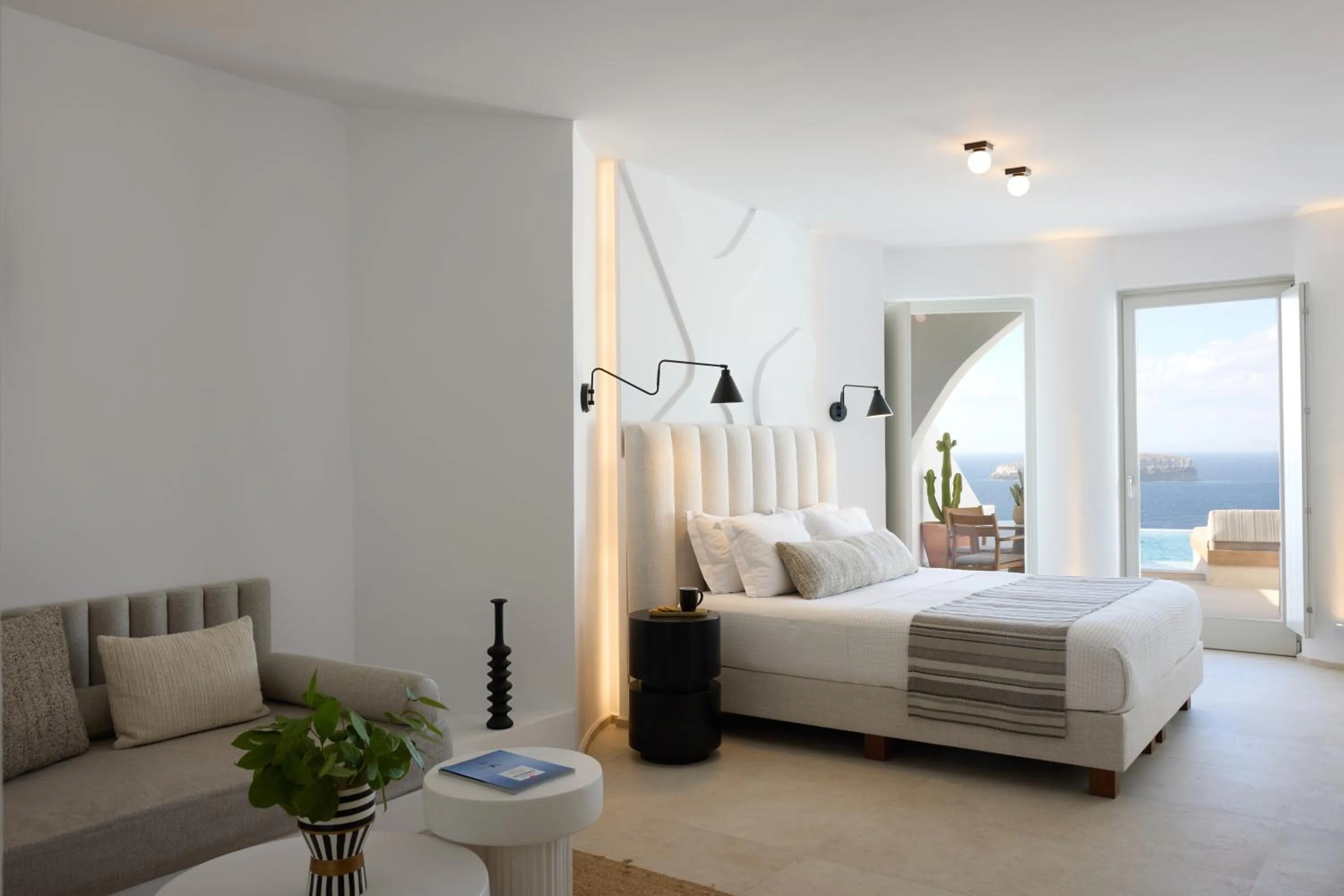 Bed in Omna Caldera Suites