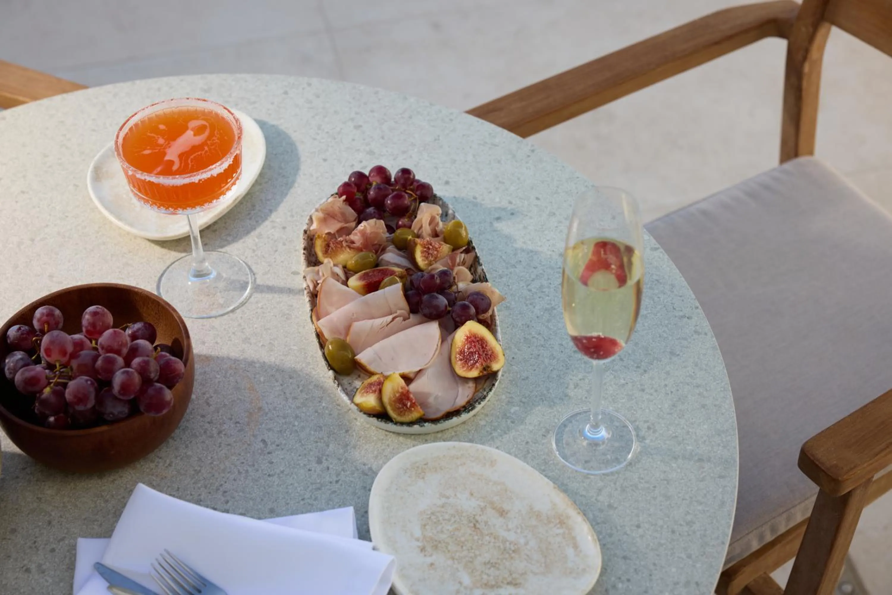 Food and drinks in Omna Caldera Suites