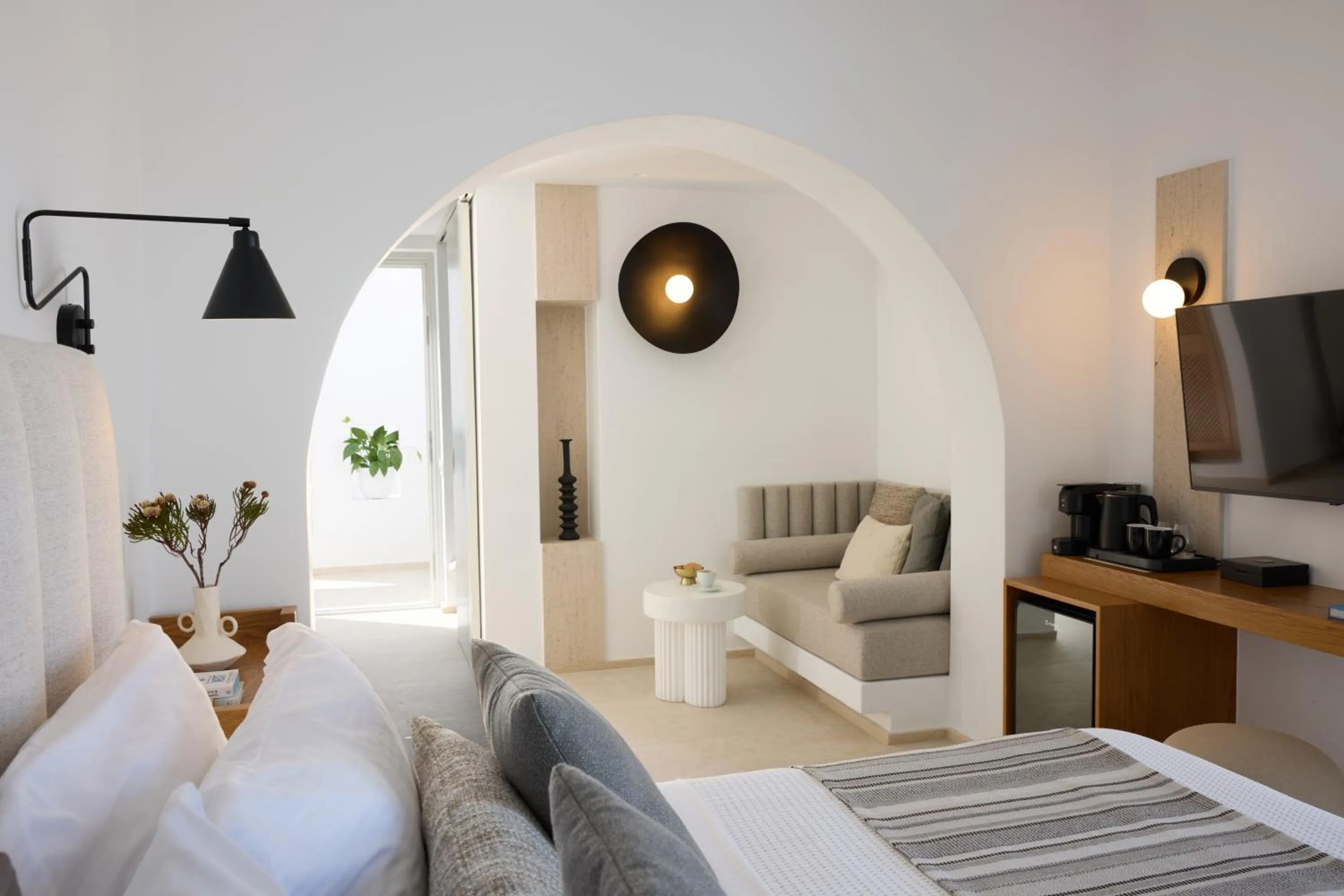 Communal lounge/ TV room, Bed in Omna Caldera Suites