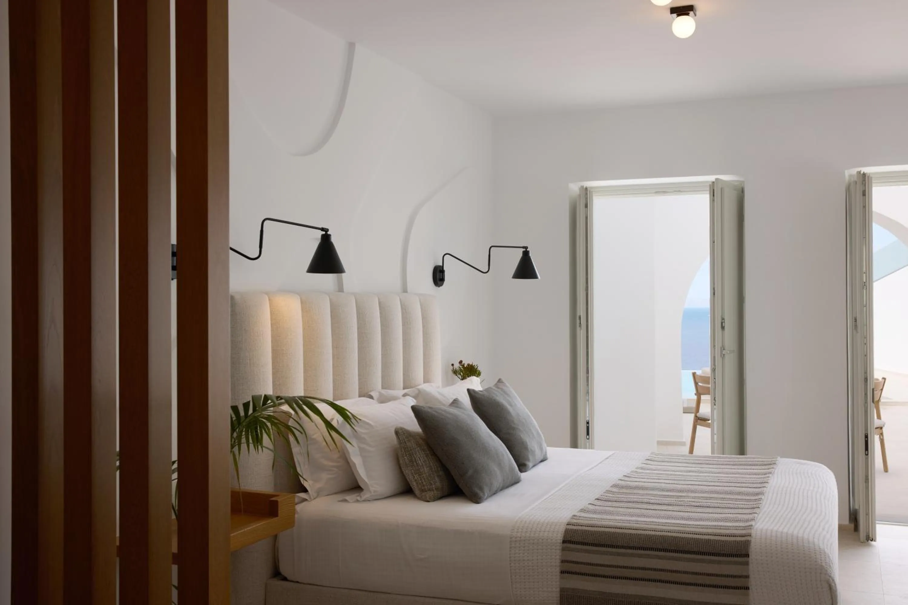 Bed in Omna Caldera Suites