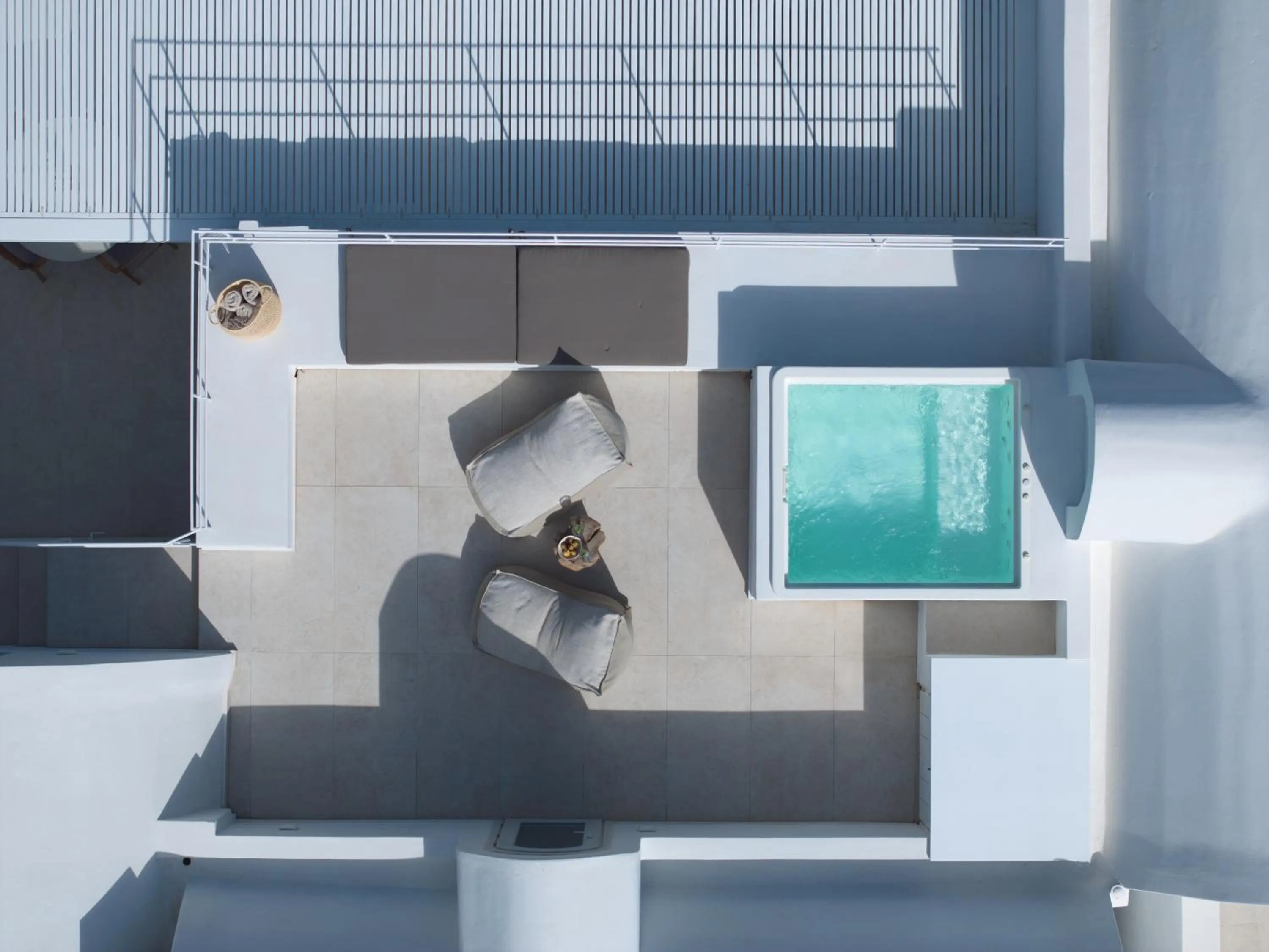 Bed in Omna Caldera Suites