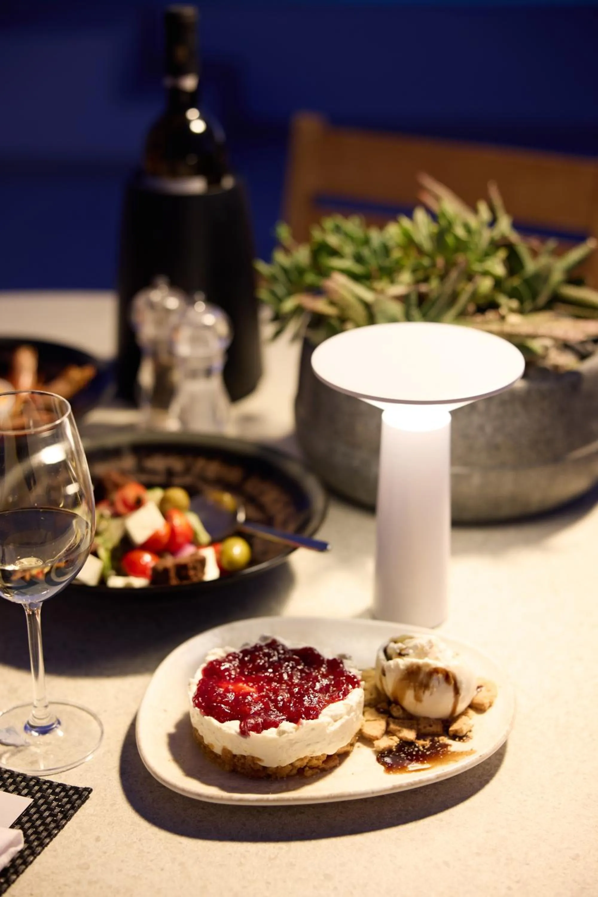 Food and drinks in Omna Caldera Suites