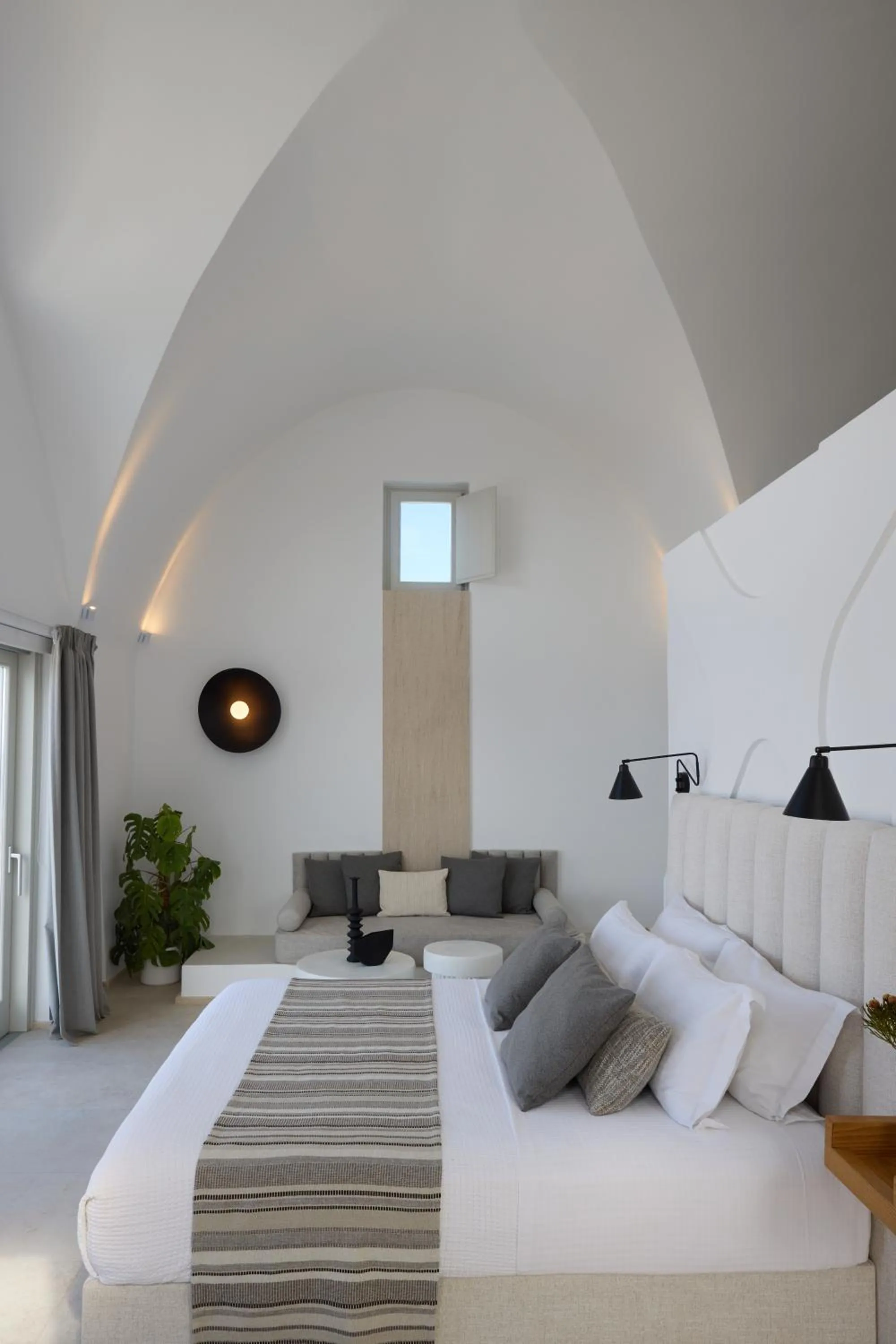 Bed in Omna Caldera Suites