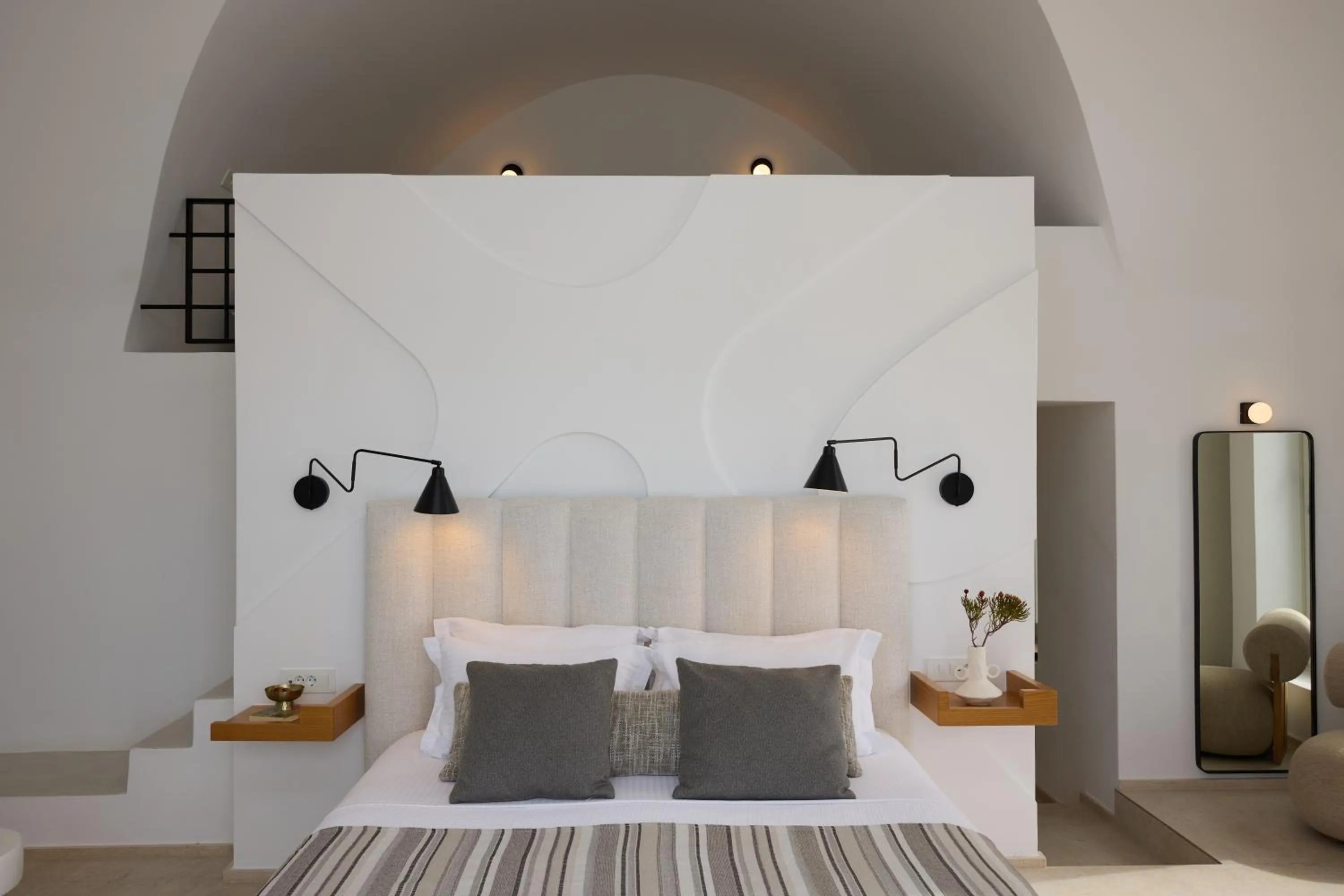 Bed in Omna Caldera Suites