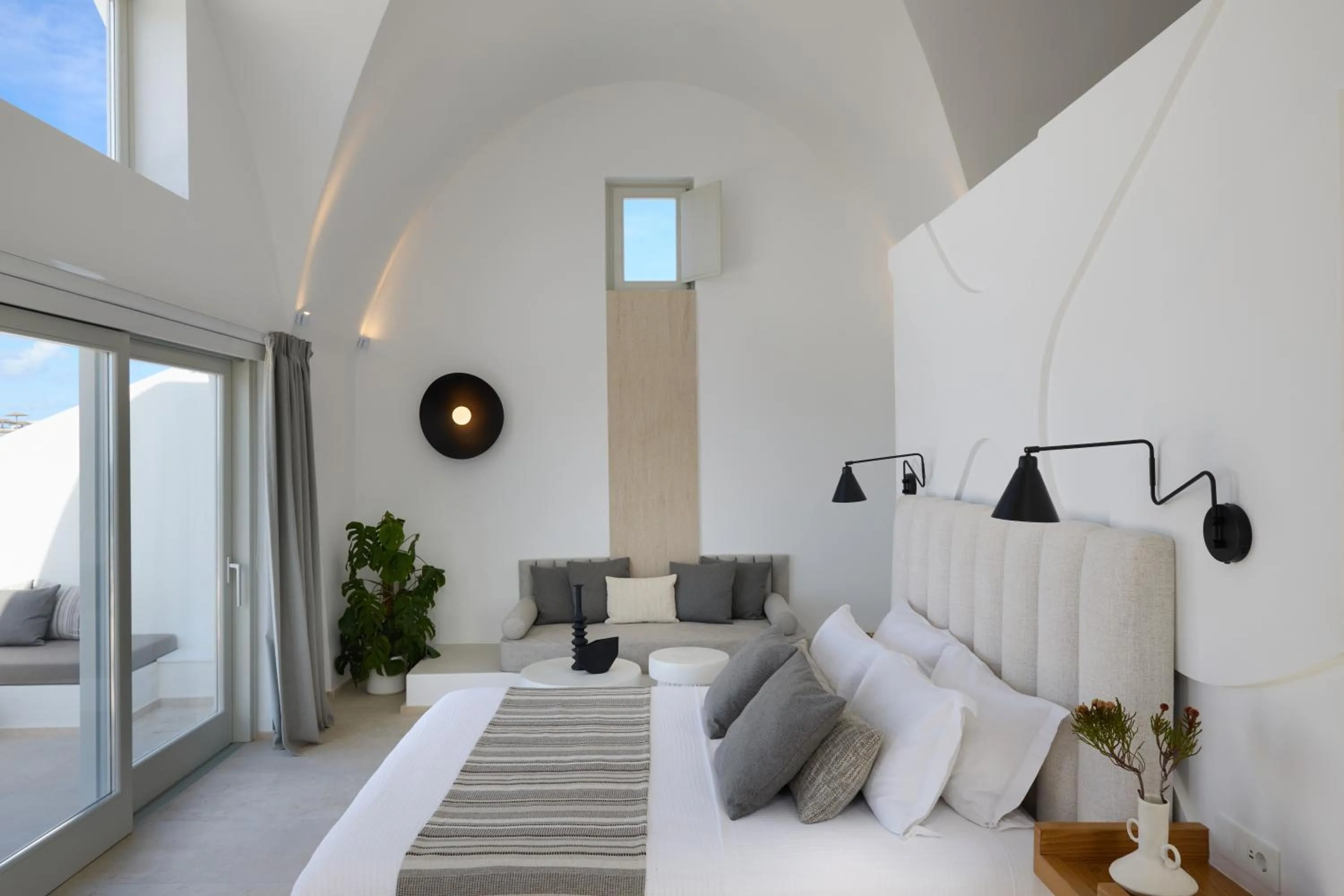 Bed in Omna Caldera Suites