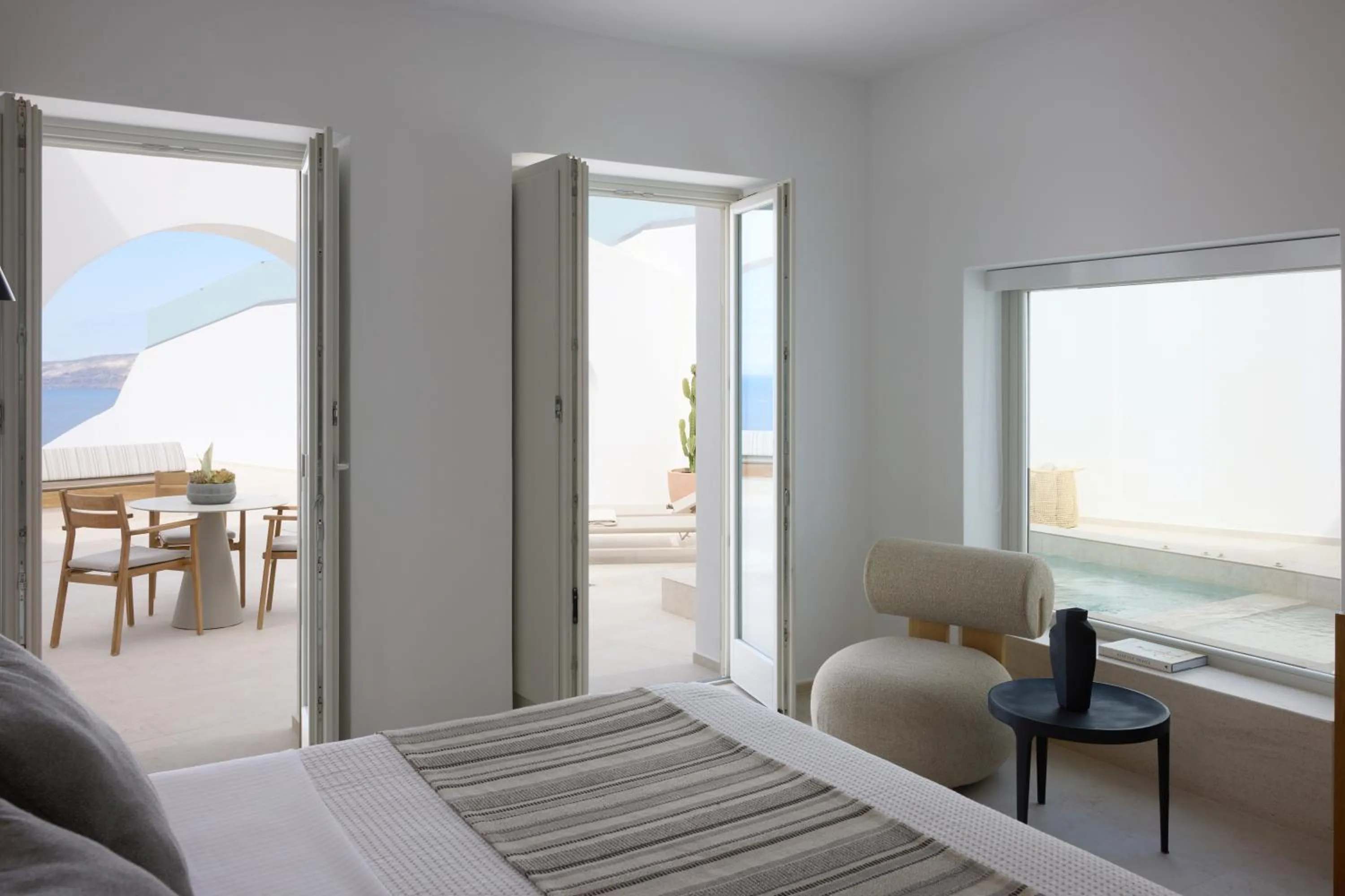 Bed in Omna Caldera Suites