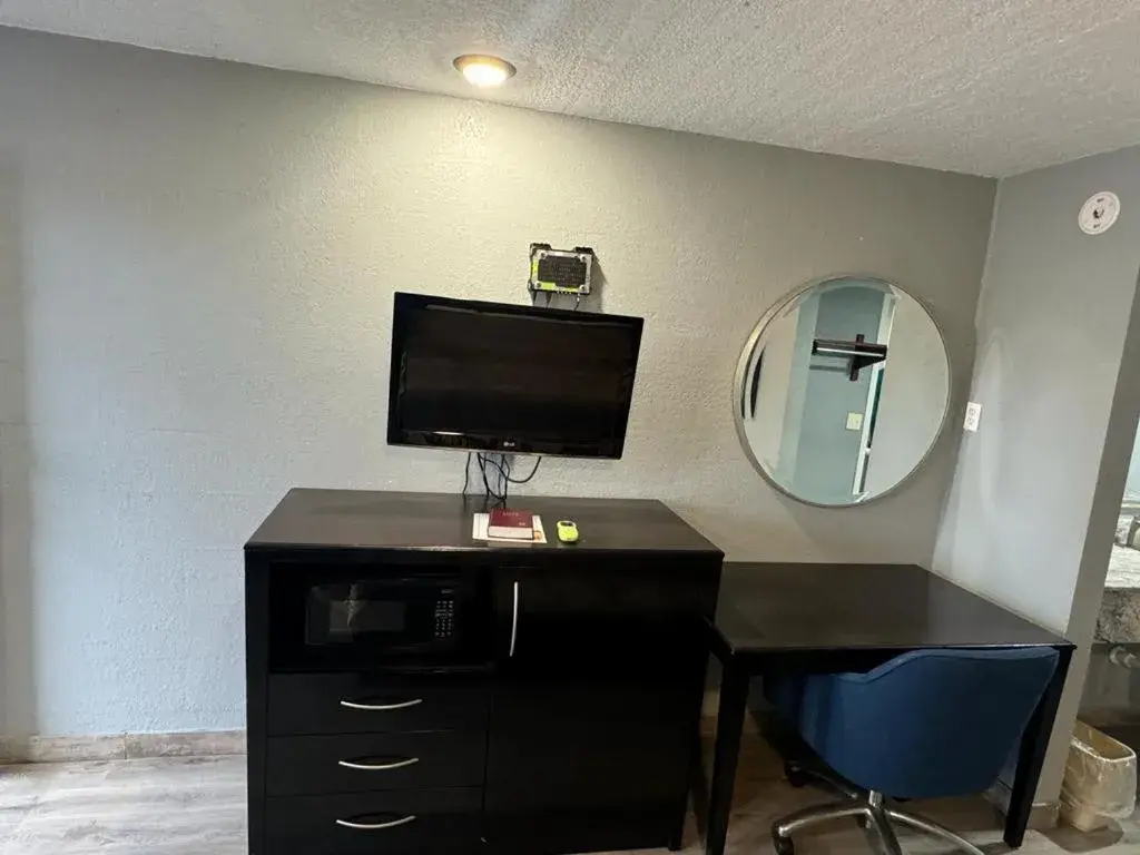 Queen Room in Midtown Lodge Queen Room in Midtown Lodge