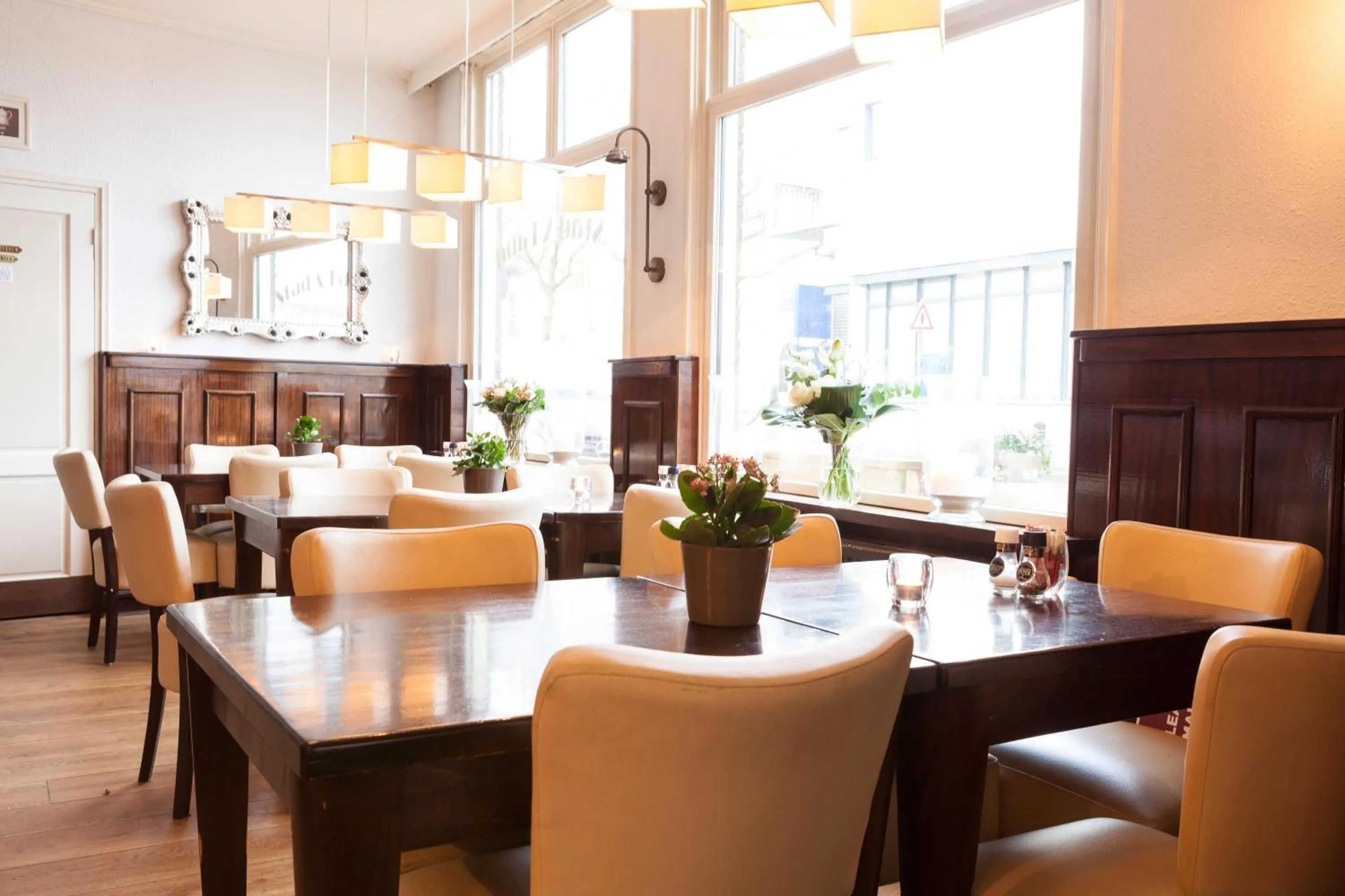 Restaurant/places to eat in Hotel Stad en Land