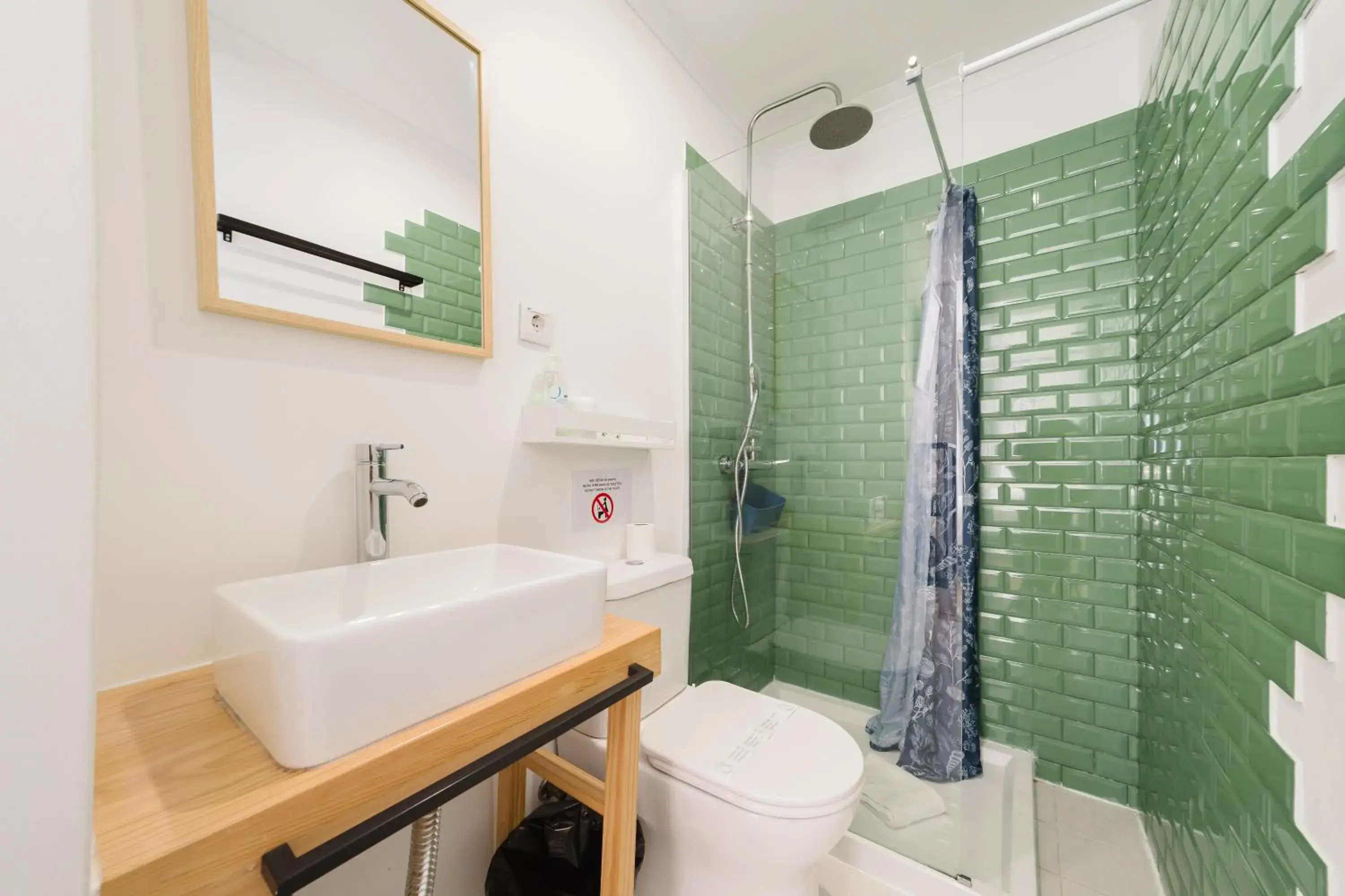 Shower in Villa Paraíso da Caparica Shower in Villa Paraíso da Caparica