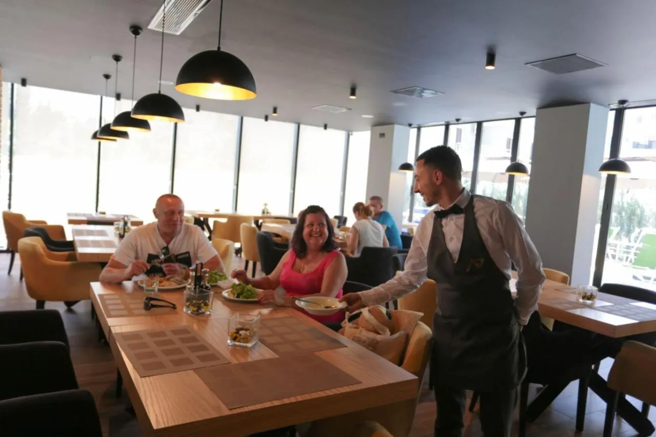 Restaurant/places to eat in Alvin Comfort Hotel