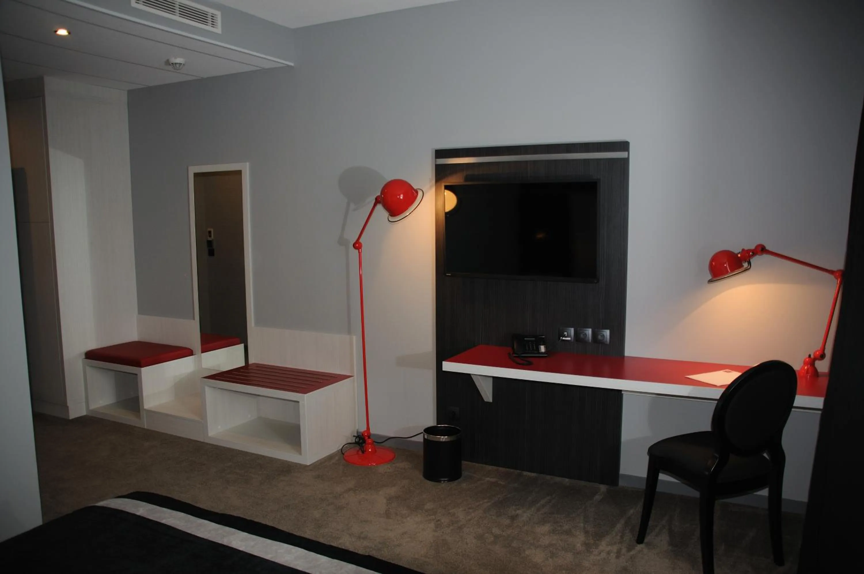 TV and multimedia, Bed in Hôtel des Lumières Lyon Meyzieu Arena Stadium