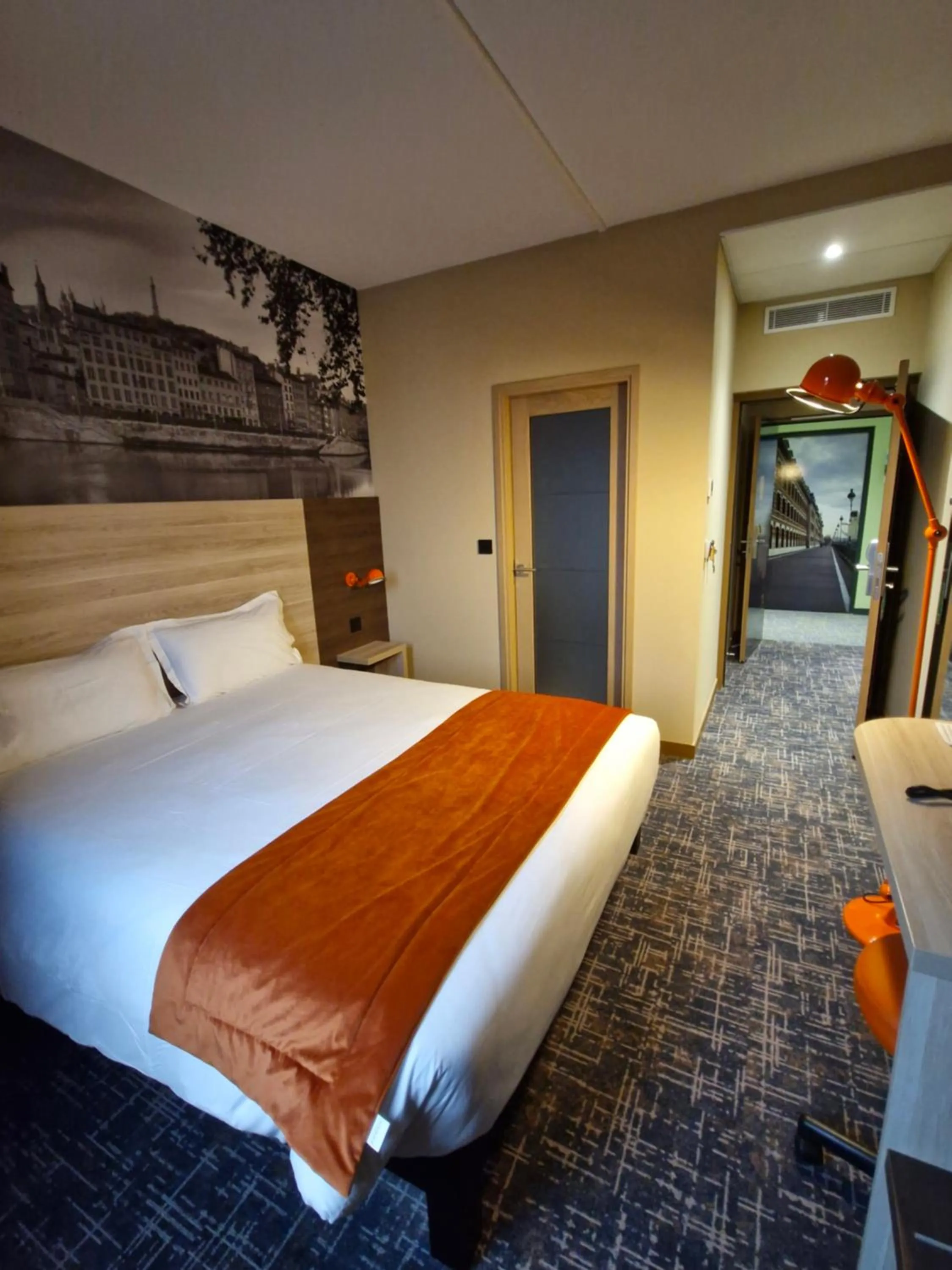 Bedroom, Bed in Hôtel des Lumières Lyon Meyzieu Arena Stadium