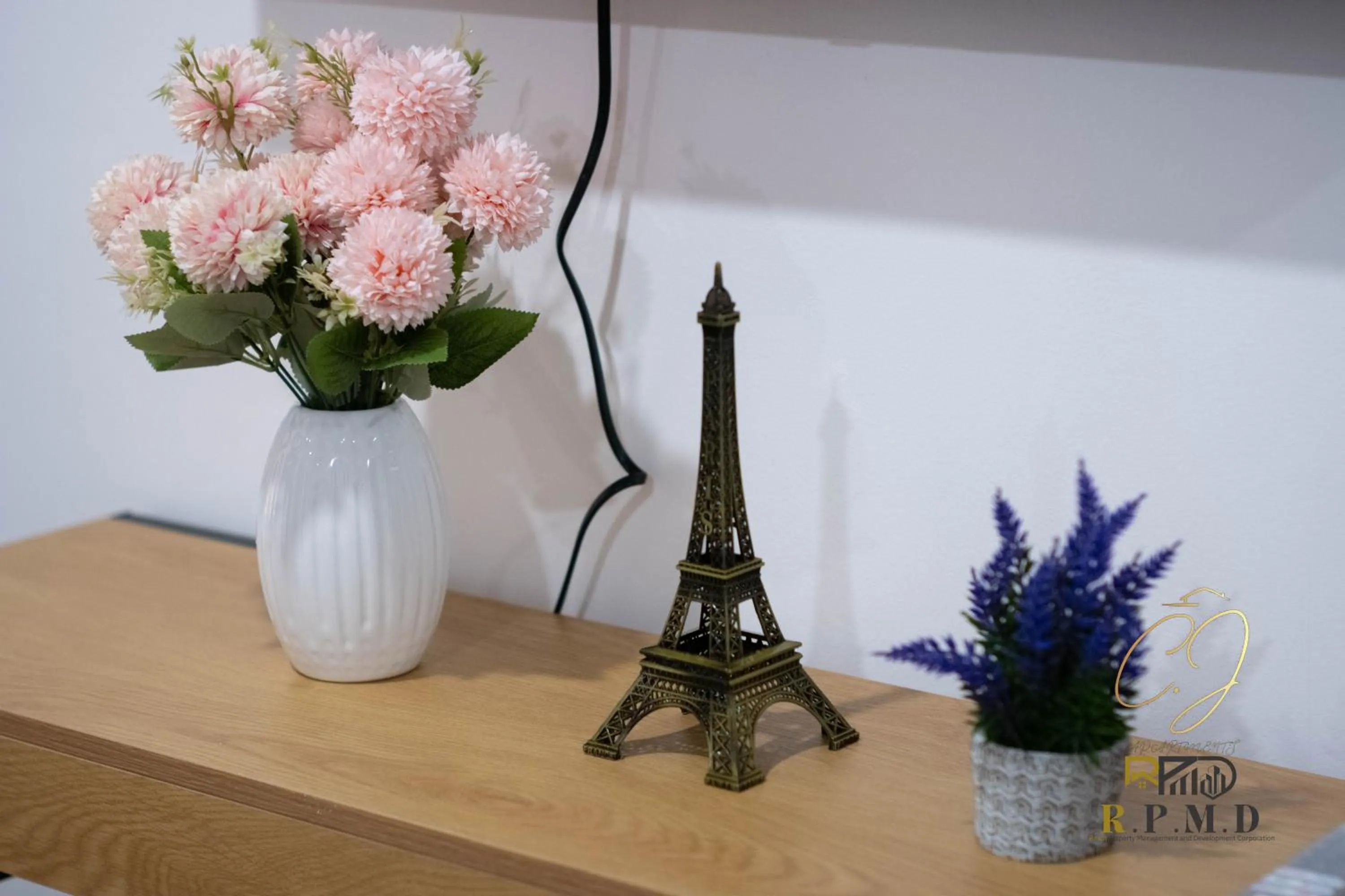 Decorative detail in CJ Apartments