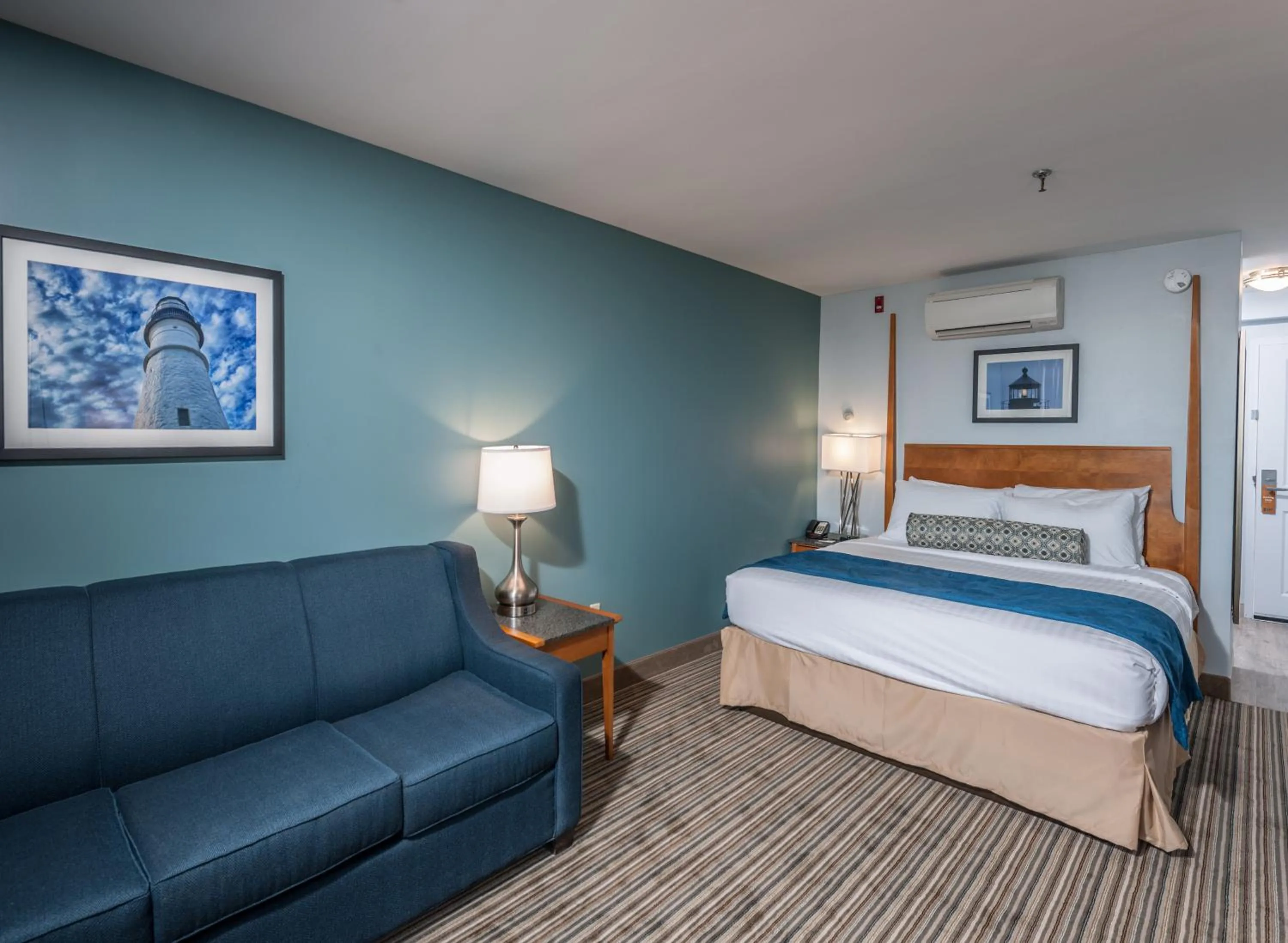 Seating area, Bed in Rockland Harbor Hotel
