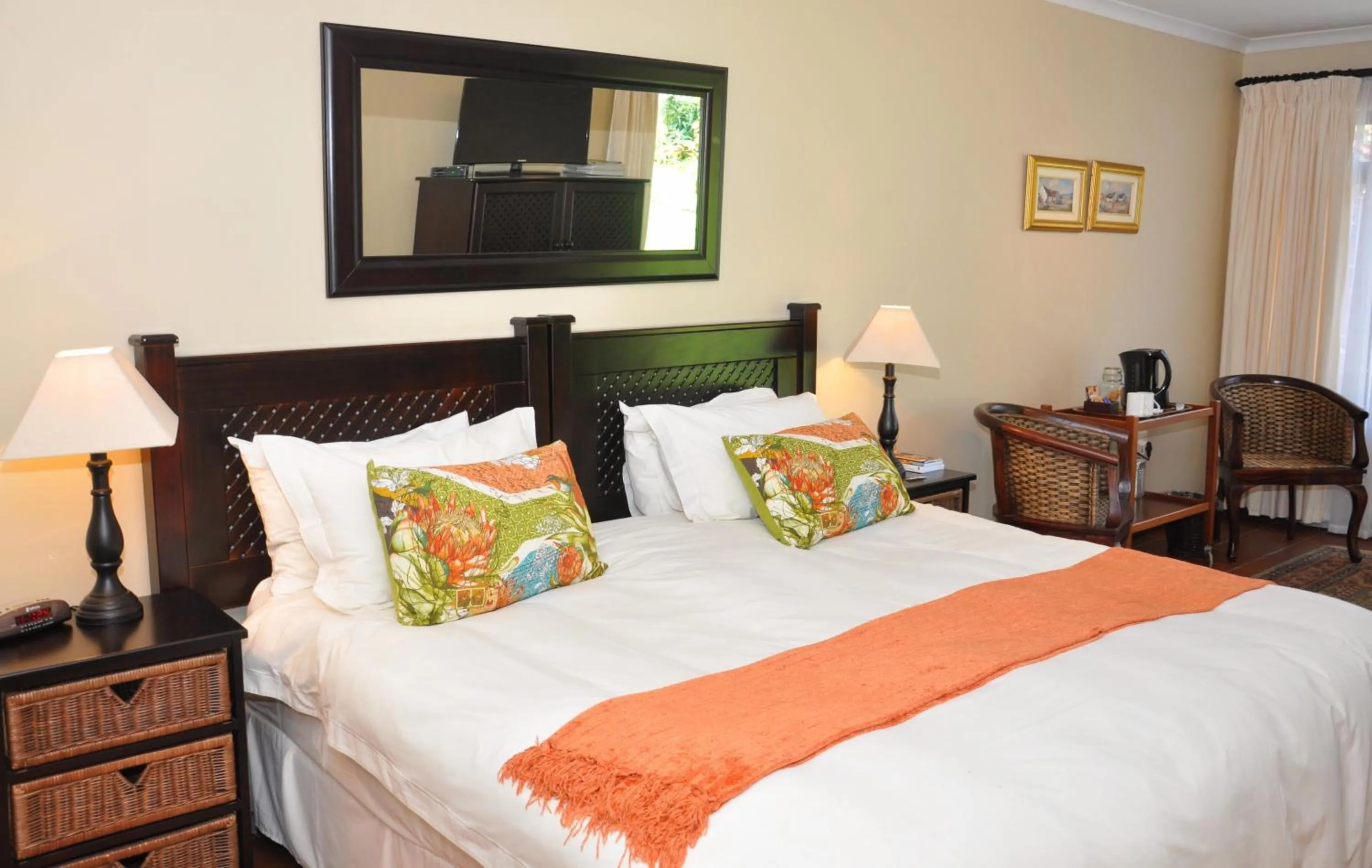 Photo of the whole room, Bed in Birds of Paradise B&B