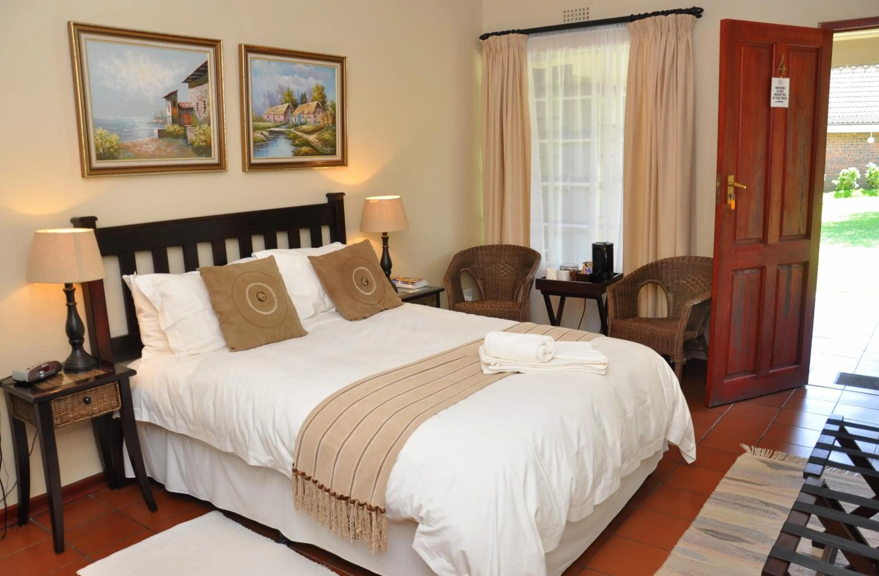 Bedroom, Bed in Birds of Paradise B&B